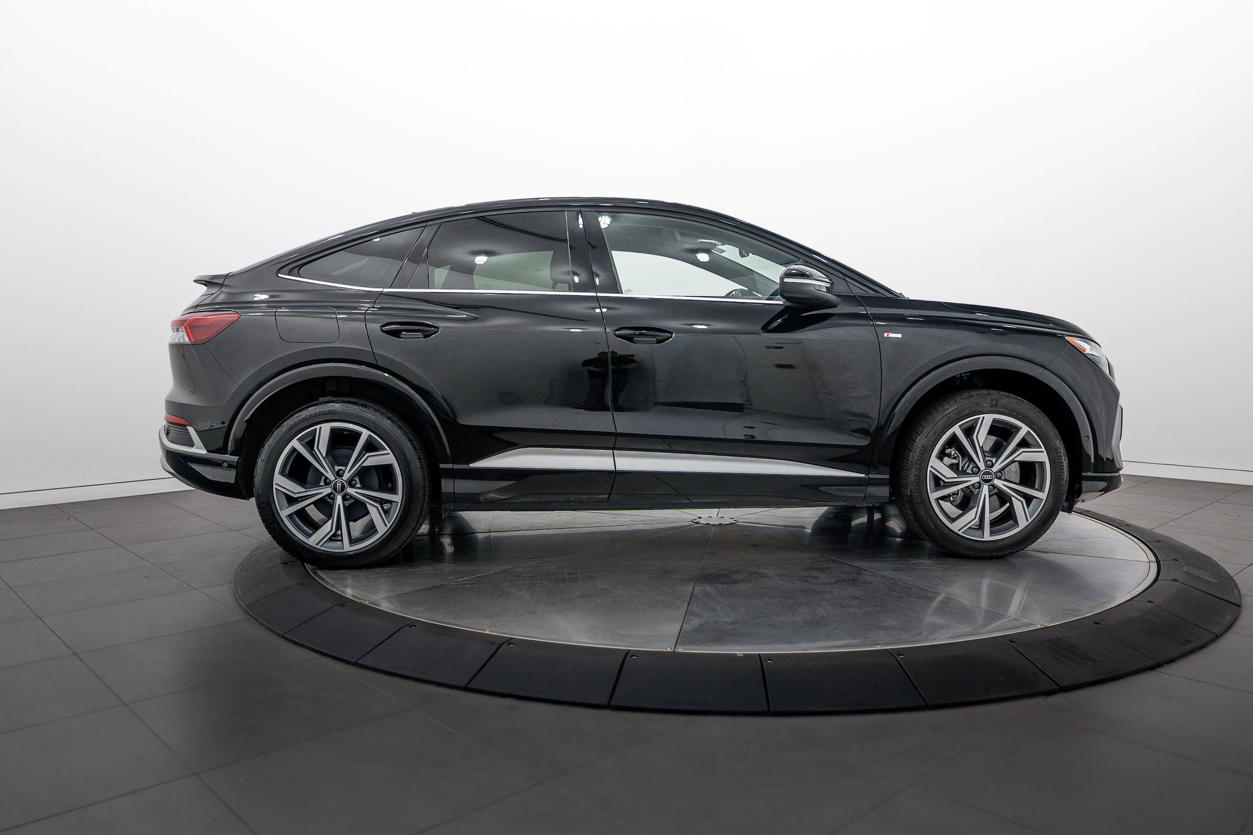 Certified 2023 Audi Q4 e-tron Premium Plus w/ Premium Plus AWD/4WD image 3