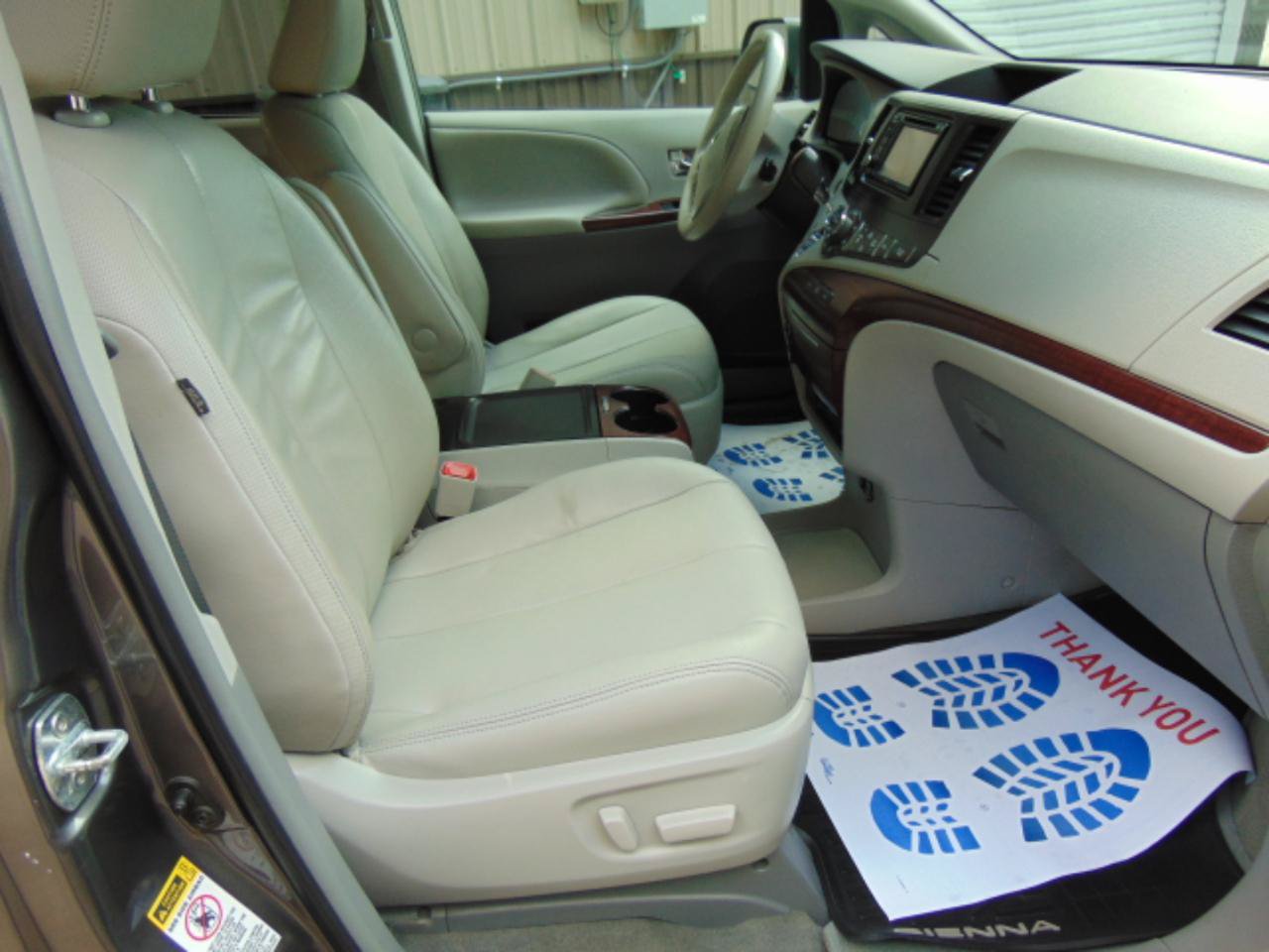 Used 2014 Toyota Sienna XLE w/ Entertainment Package FWD image 13