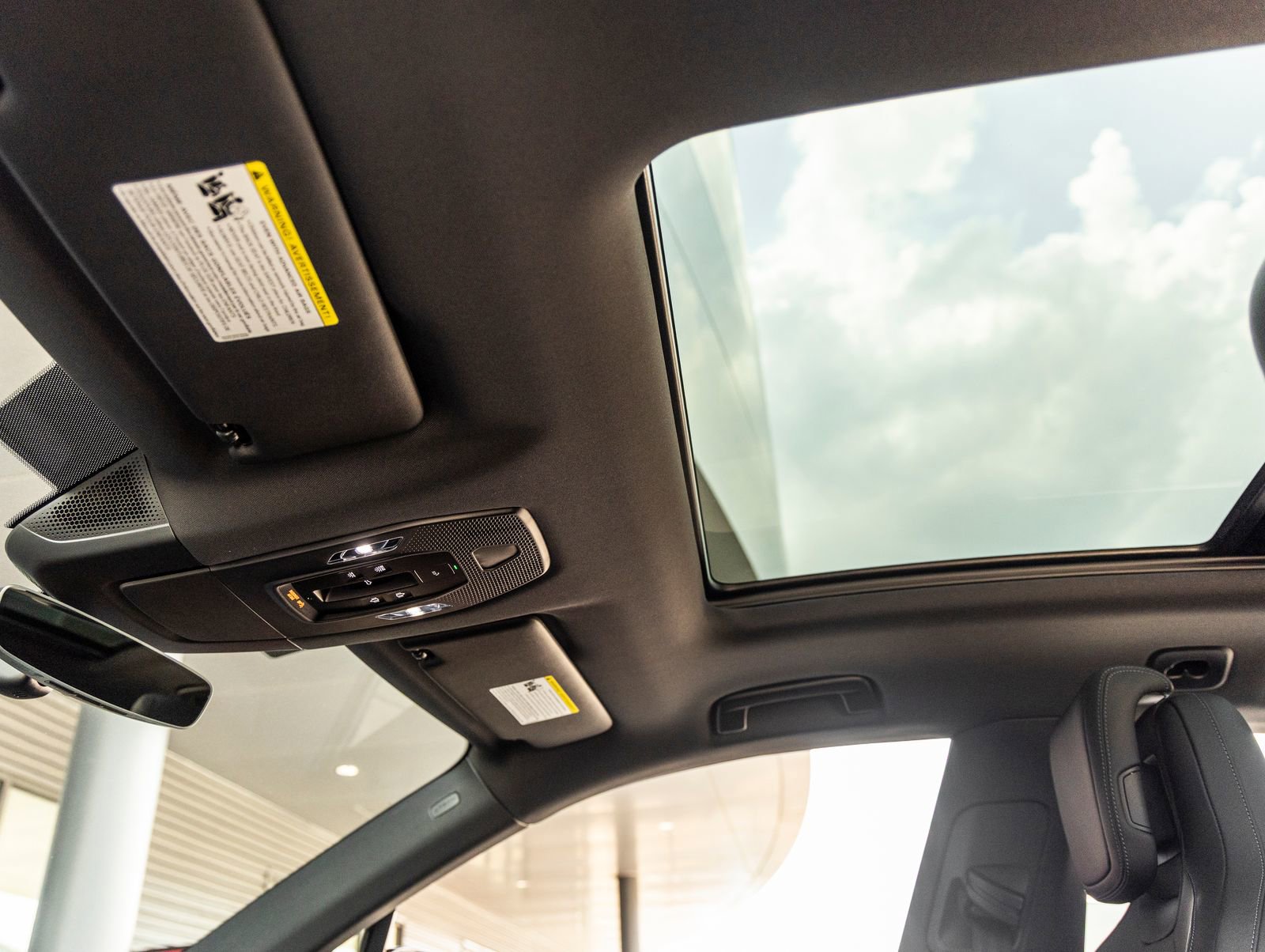 Certified 2025 Porsche Macan Electric image 22