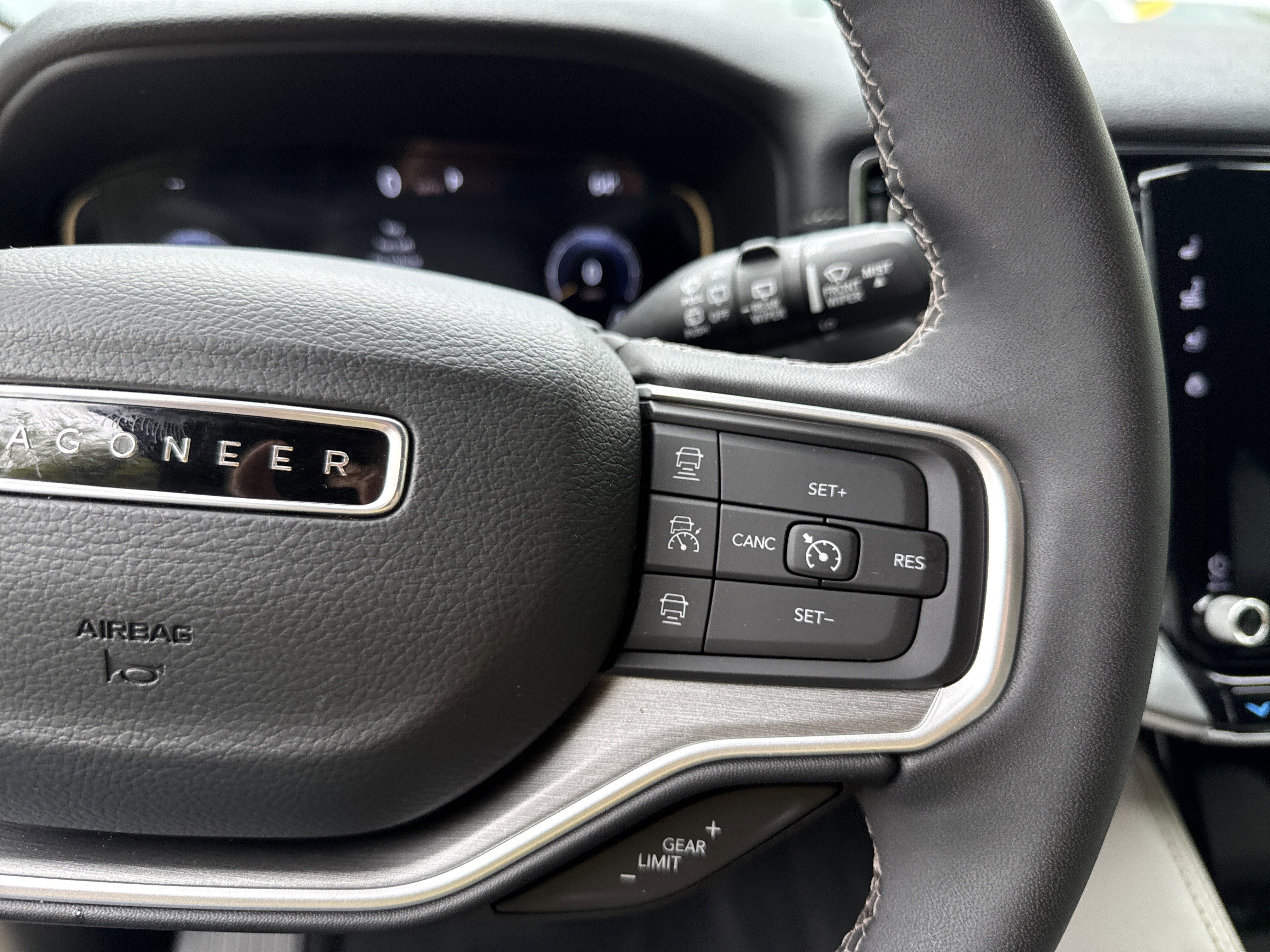 Used 2025 Jeep Wagoneer 4WD image 26