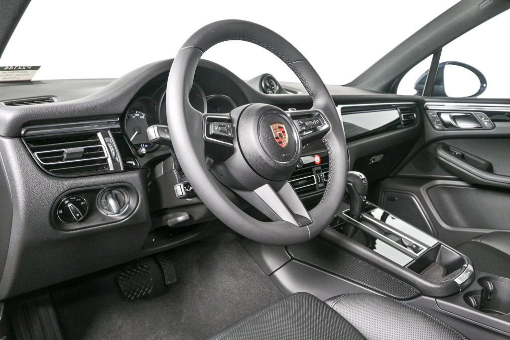 Certified 2025 Porsche Macan image 4