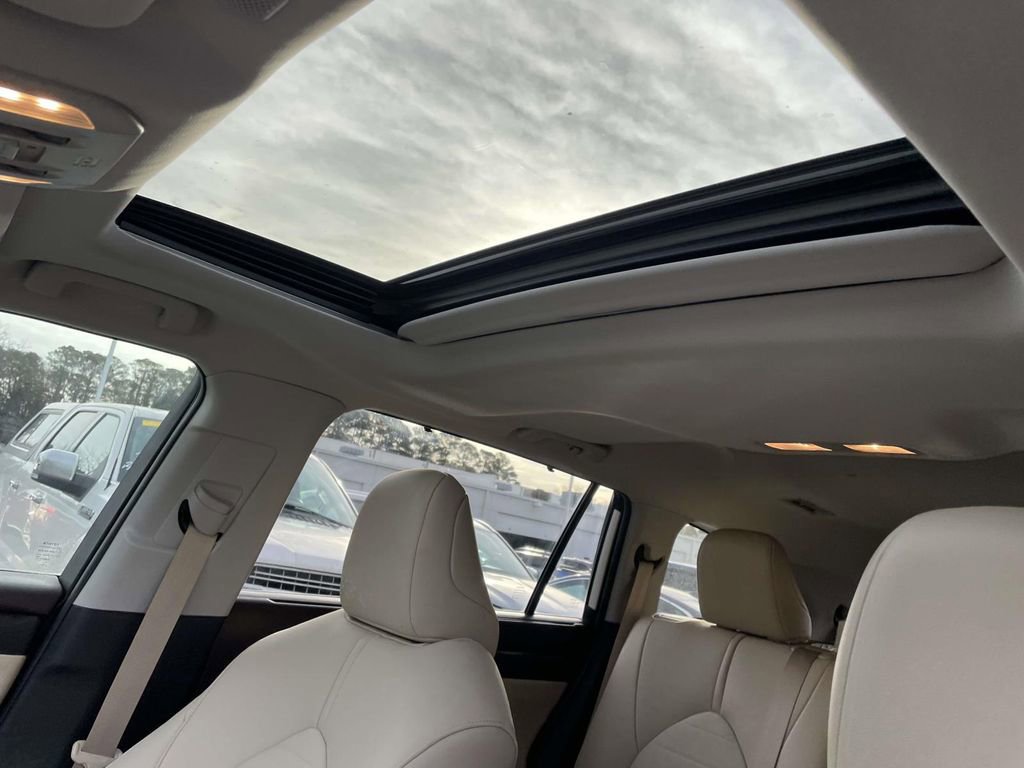 Used 2021 Toyota Highlander XLE image 31