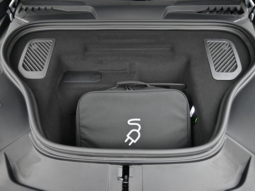 Certified 2025 Porsche Macan Electric image 32