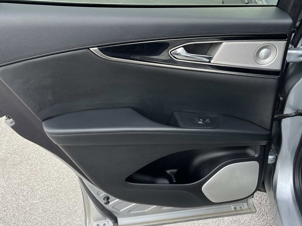 Used 2021 Lincoln Nautilus Reserve w/ Equipment Group 202A image 16