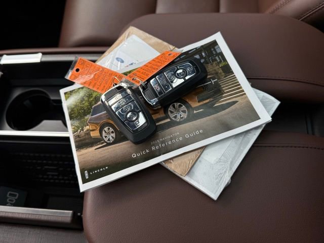 Used 2025 Lincoln Navigator L Reserve image 6
