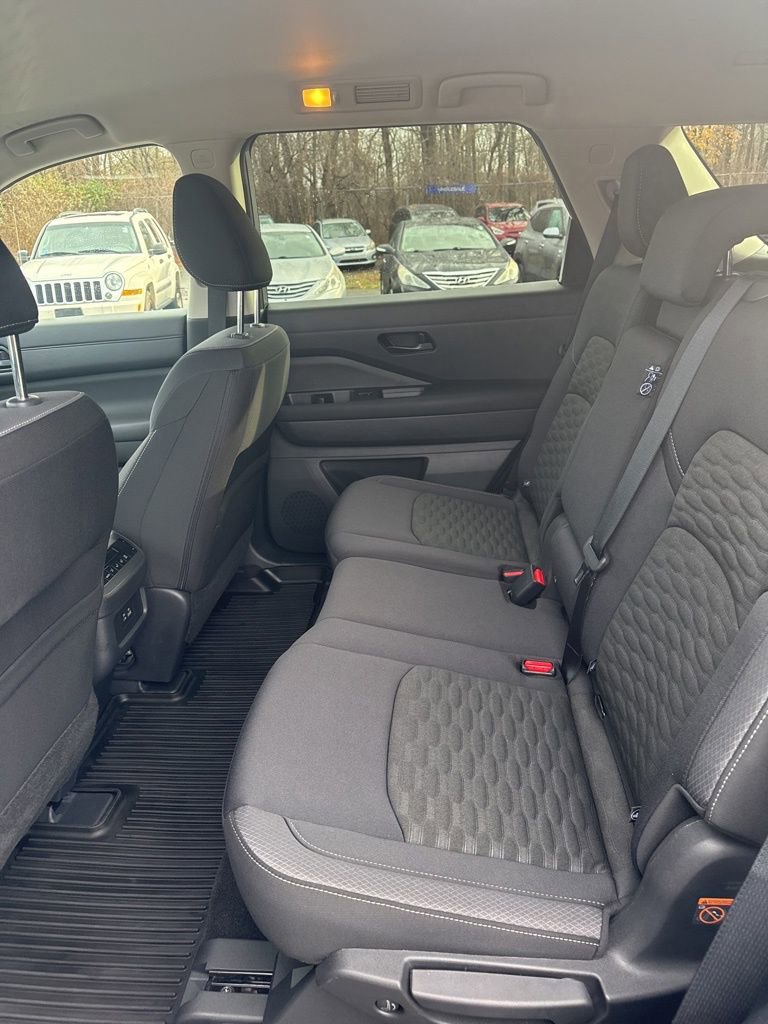 Used 2024 Nissan Pathfinder SV image 36