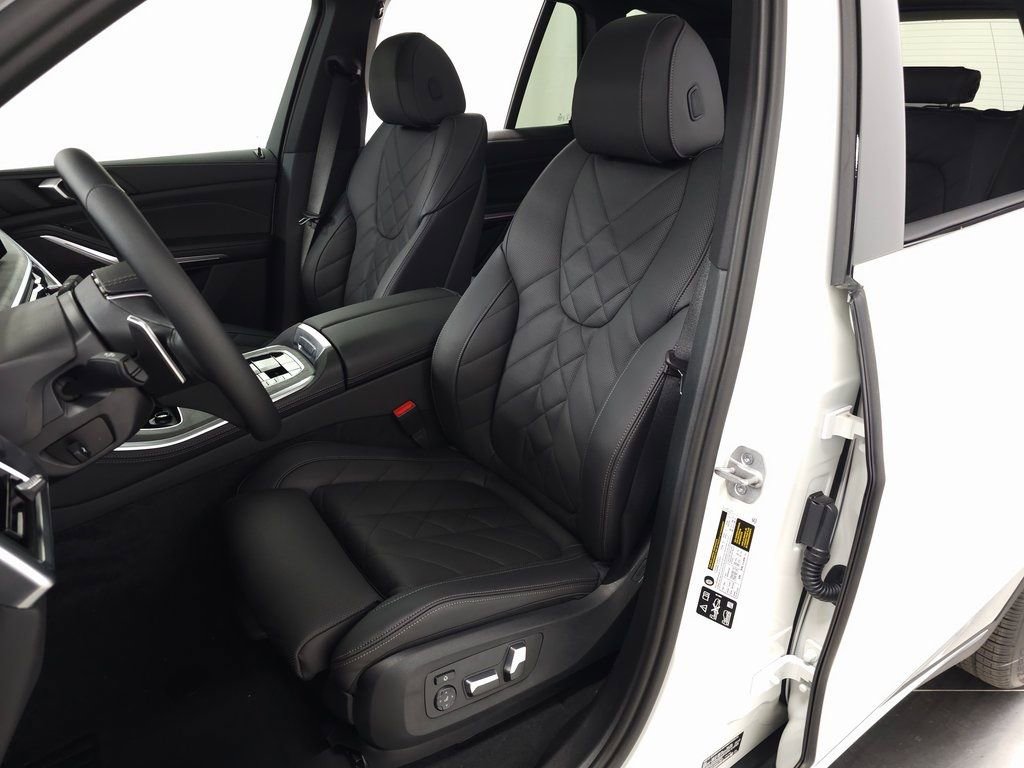 Used 2025 BMW X5 xDrive40i w/ Parking Assistance Package image 17
