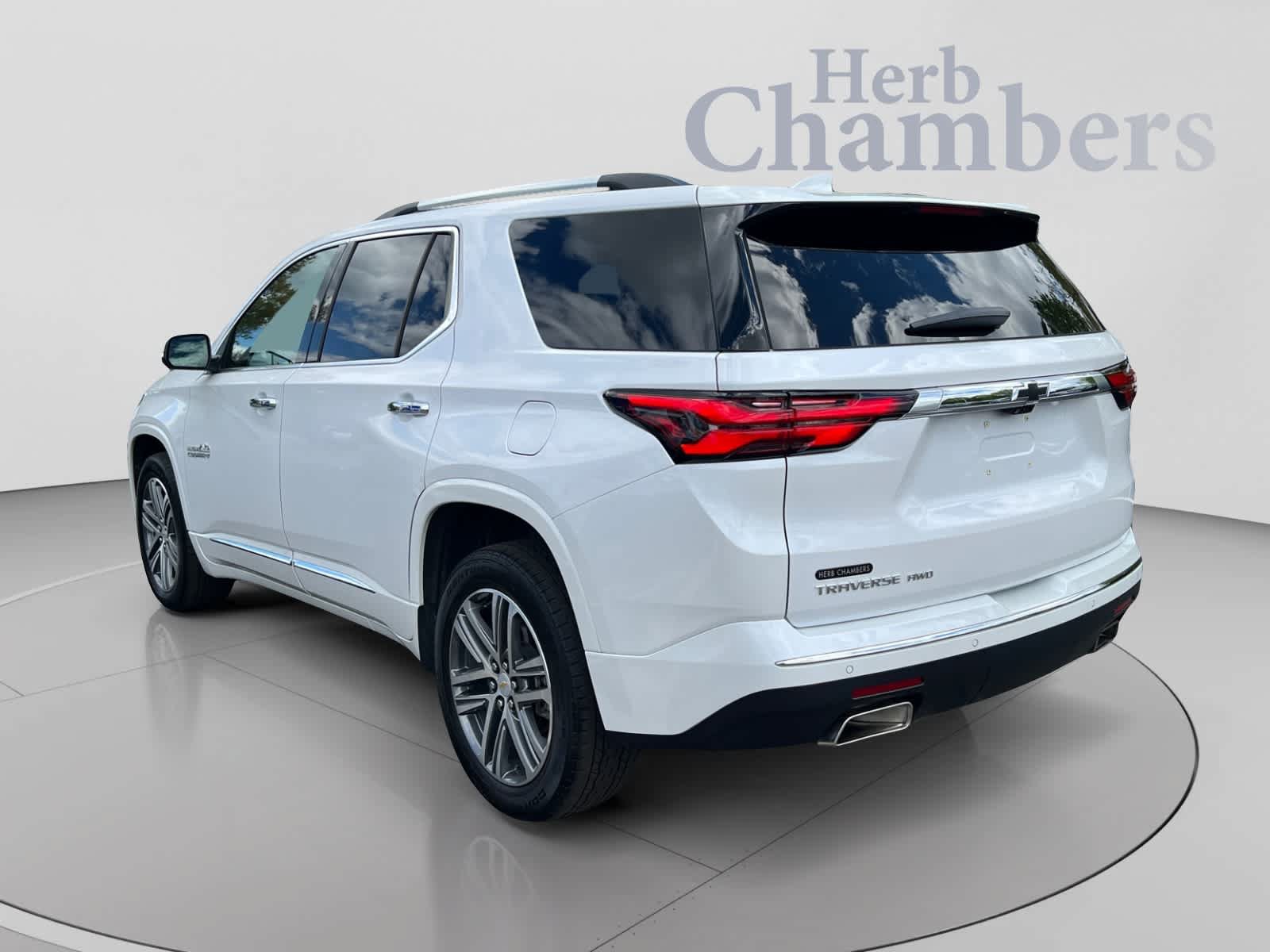 Used 2023 Chevrolet Traverse High Country AWD/4WD image 3
