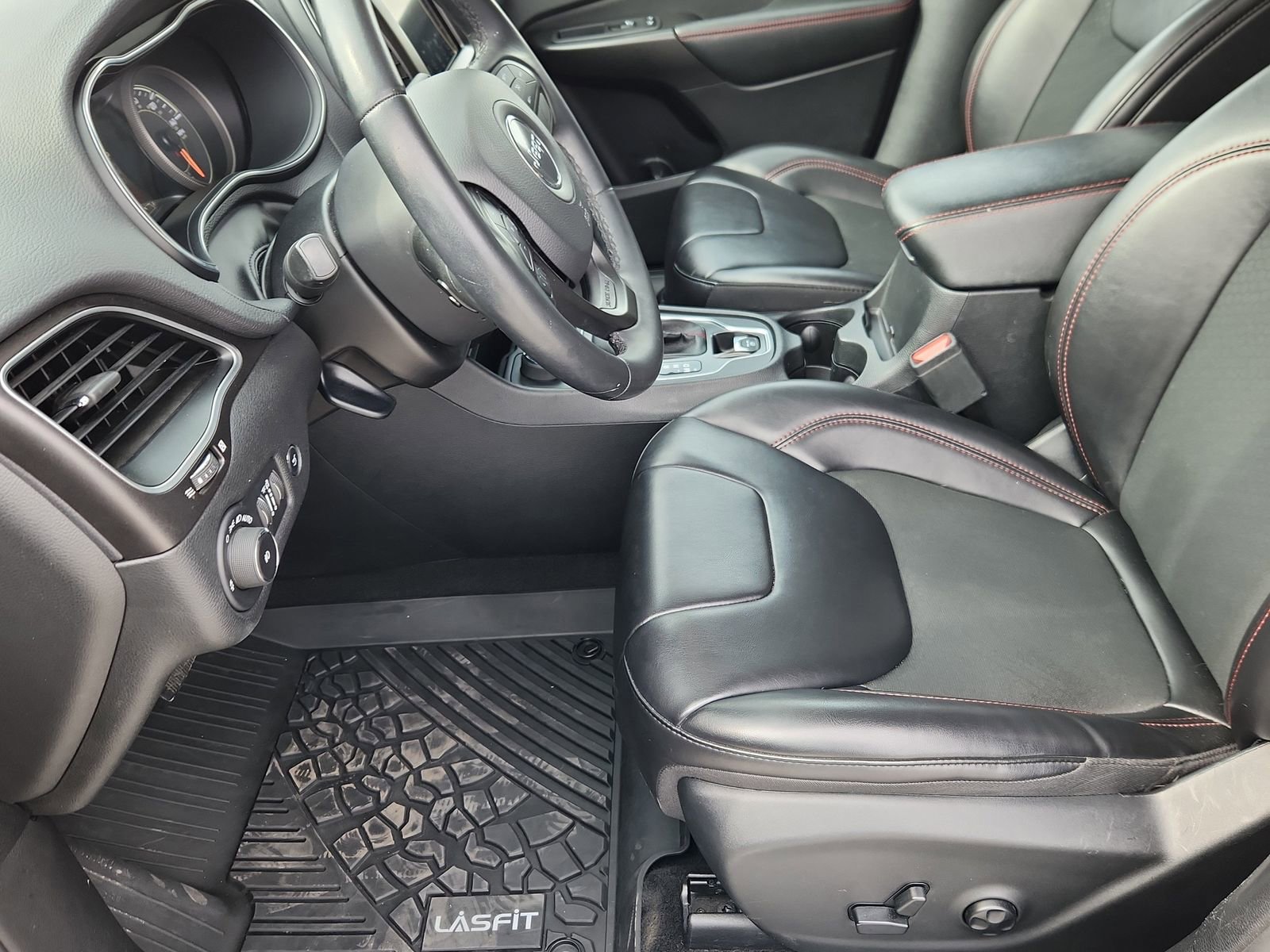 Used 2019 Jeep Cherokee Trailhawk w/ Comfort/Convenience Group AWD/4WD image 10