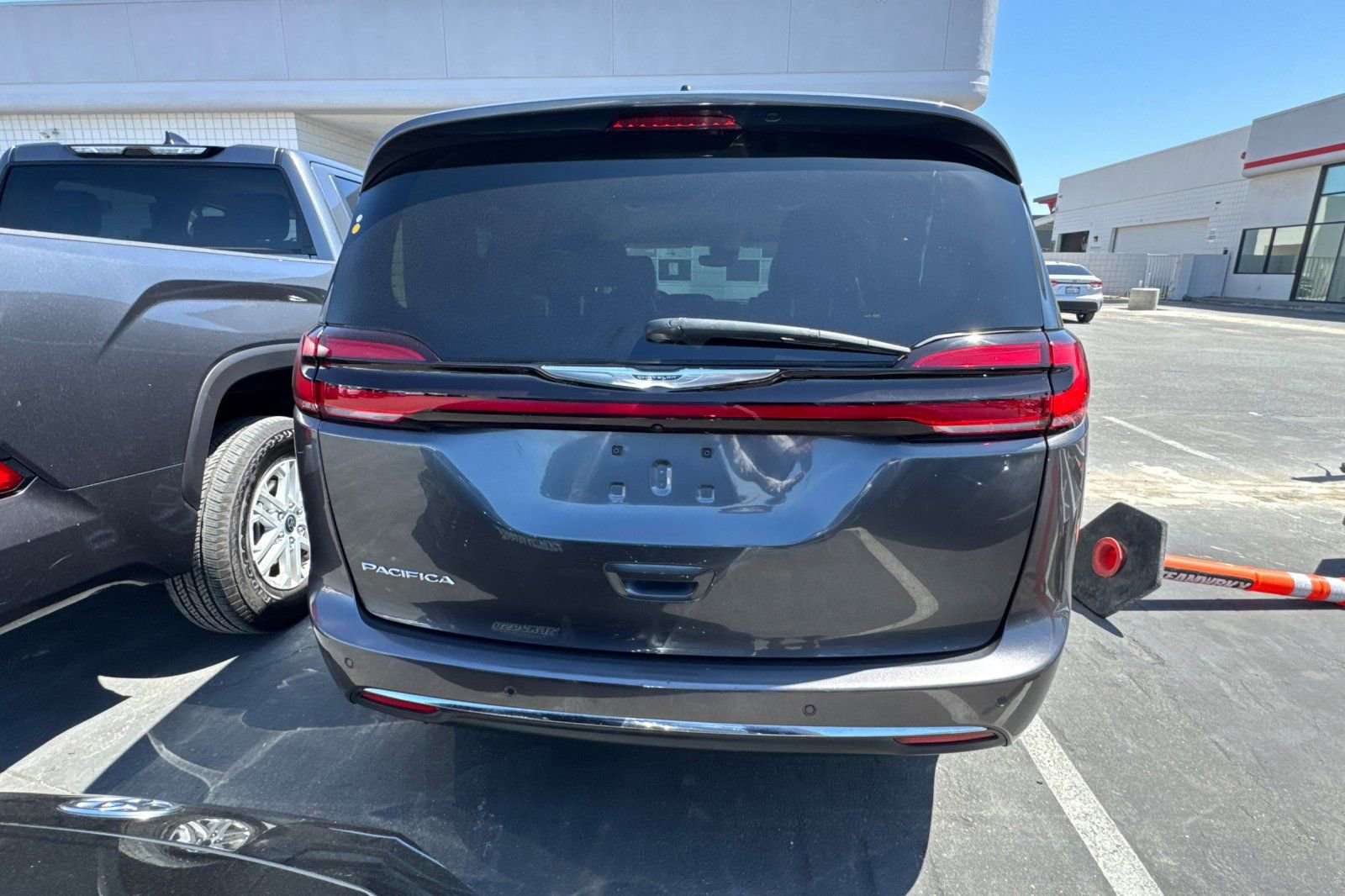 Used 2023 Chrysler Pacifica Touring-L FWD image 6