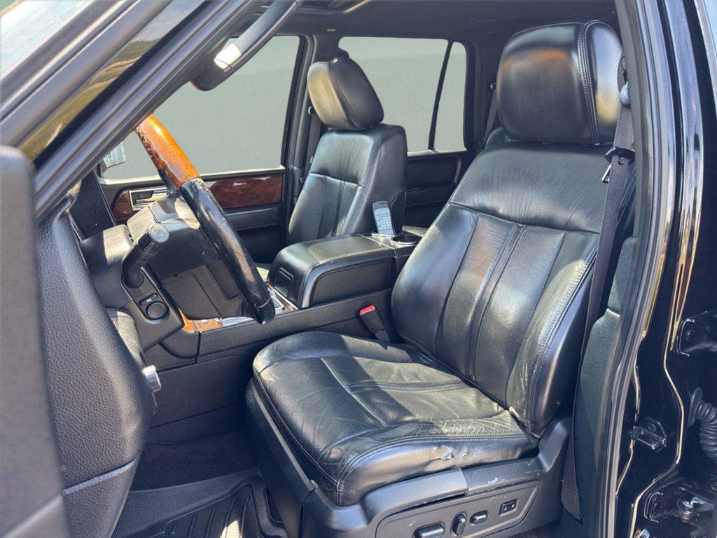 Used 2016 Lincoln Navigator Select image 10