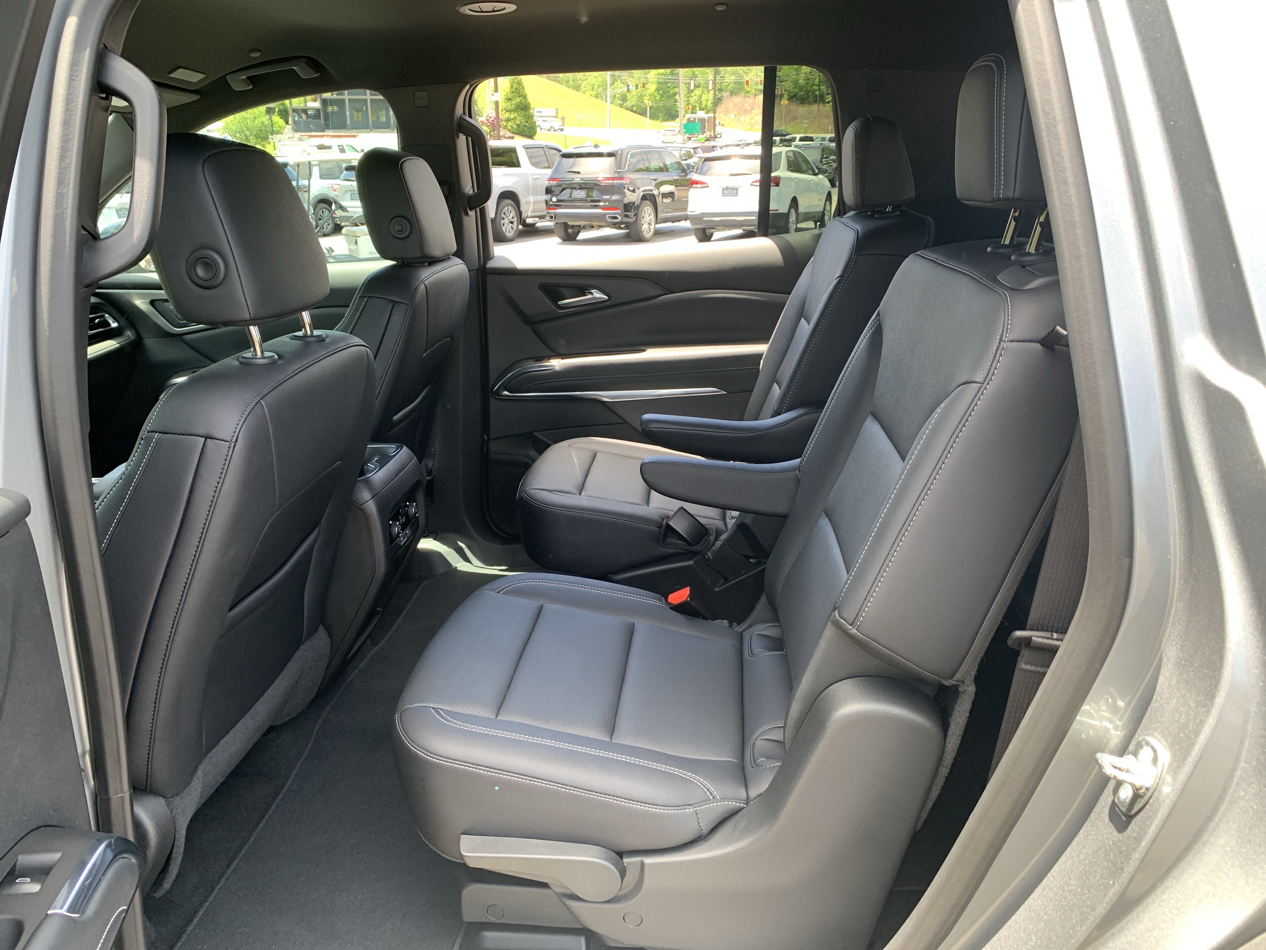 Used 2025 Chevrolet Traverse LT FWD image 40