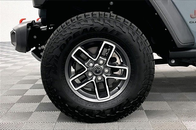 Used 2024 Jeep Gladiator Mojave w/ Technology Group image 8