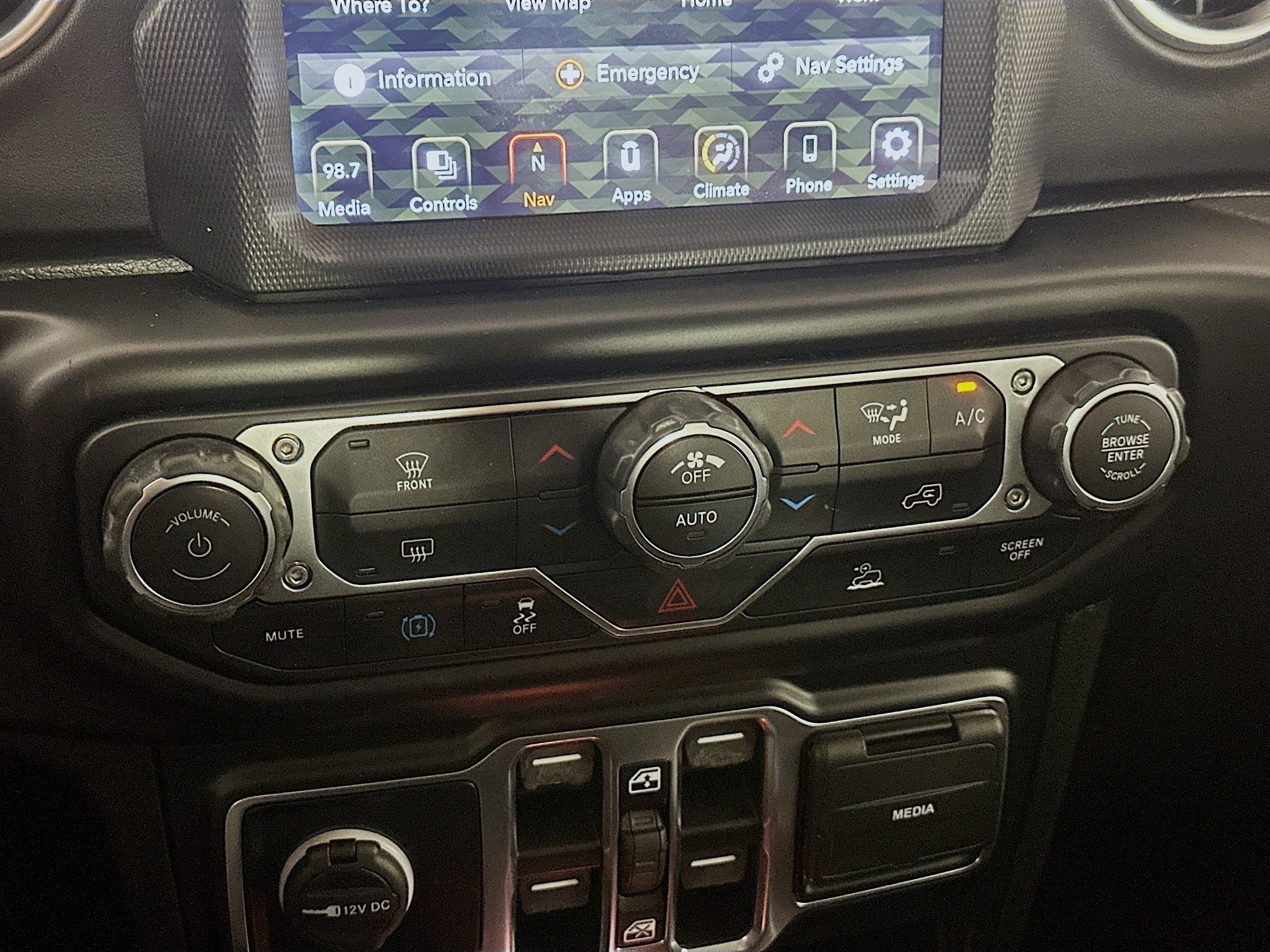 Used 2021 Jeep Wrangler Sahara image 23