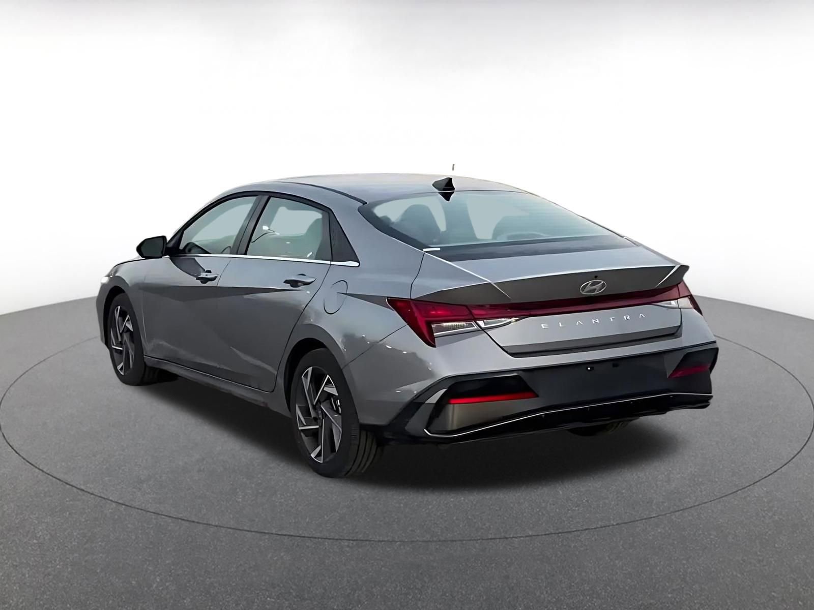 Used 2025 Hyundai Elantra SEL image 11