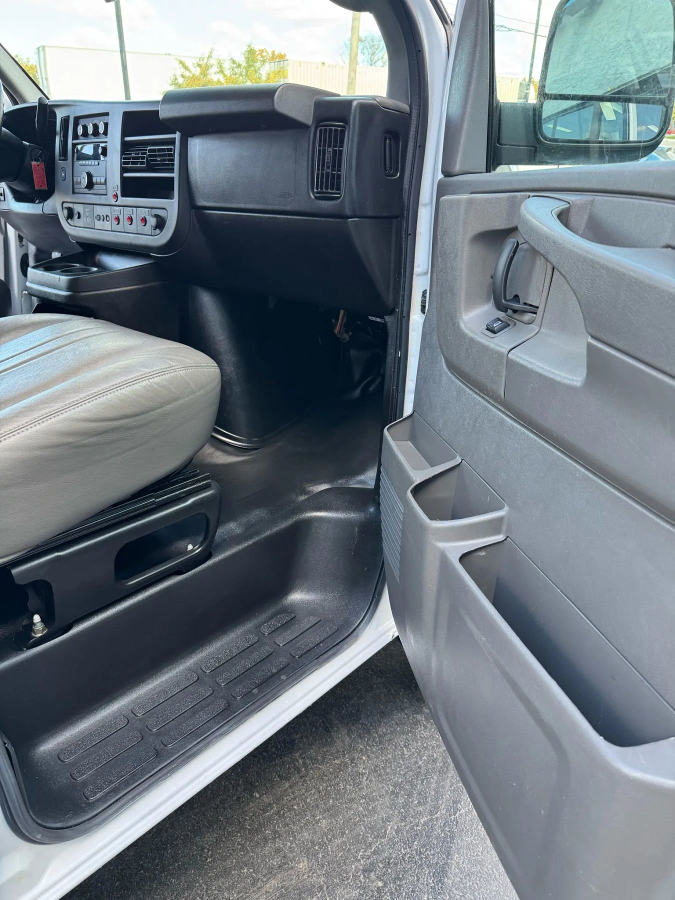 Used 2014 Chevrolet Express 2500 image 21