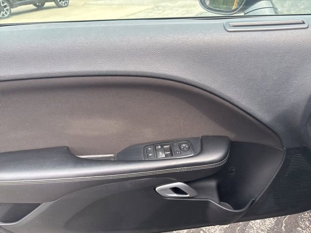 Used 2015 Dodge Challenger SXT RWD image 9