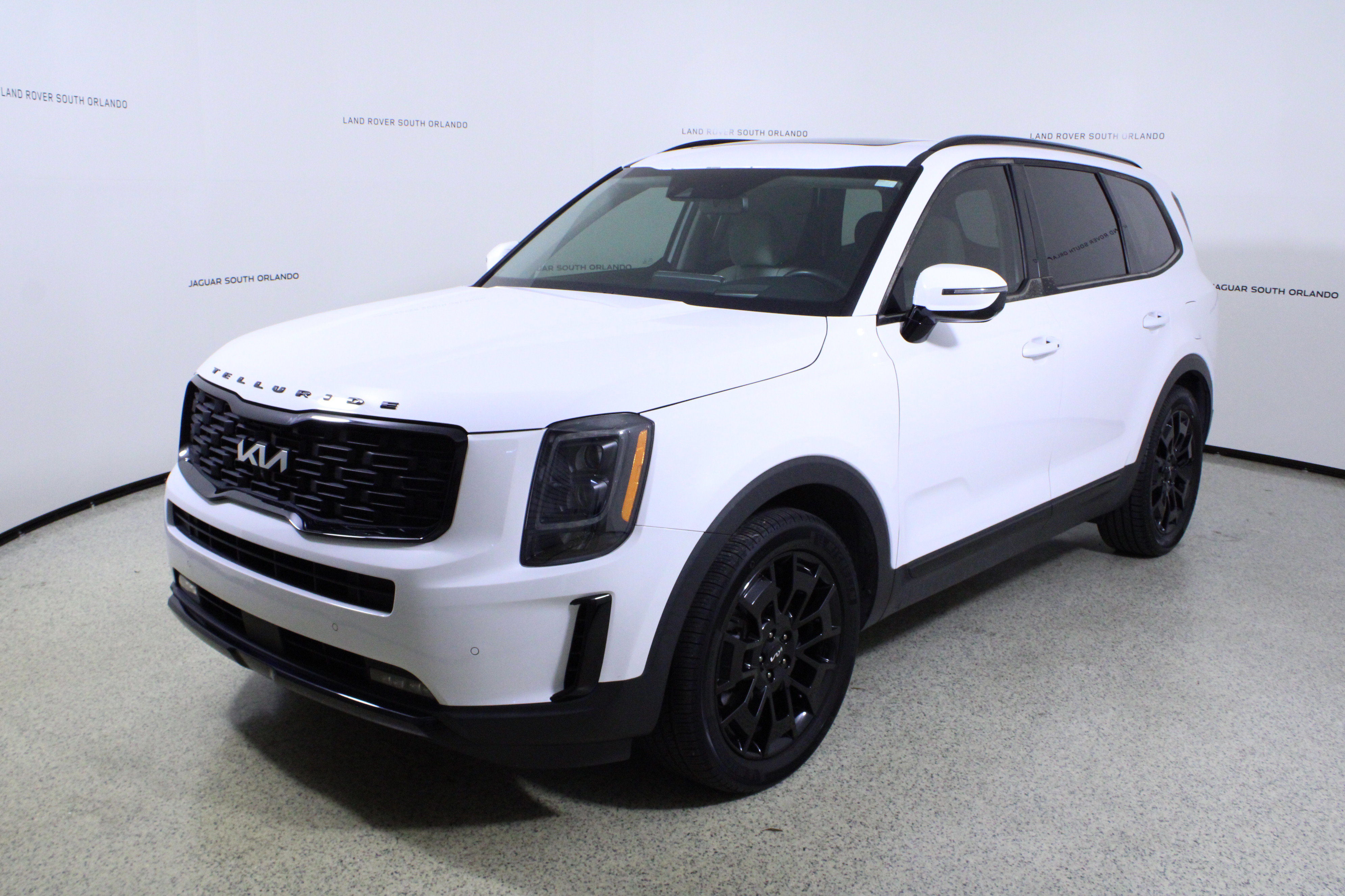Used 2022 Kia Telluride SX w/ SX Prestige Package image 4