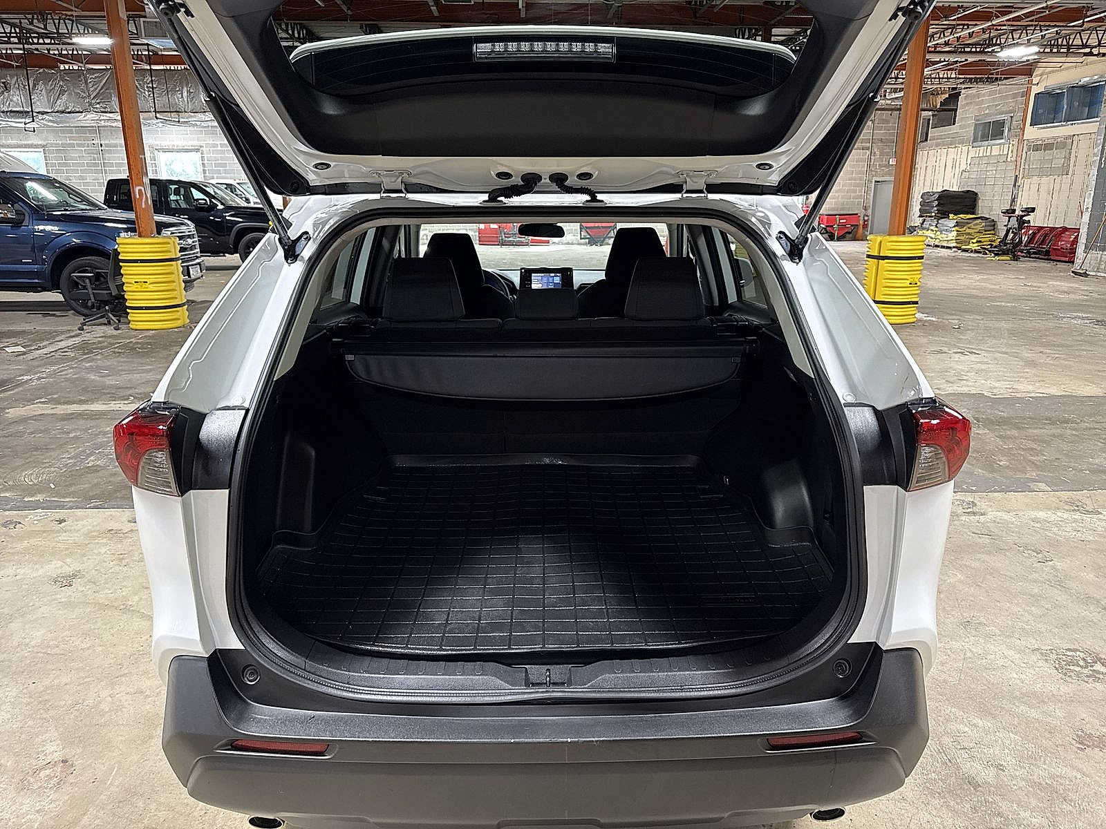 Used 2020 Toyota RAV4 LE w/ Carpet Mat Package AWD/4WD image 11