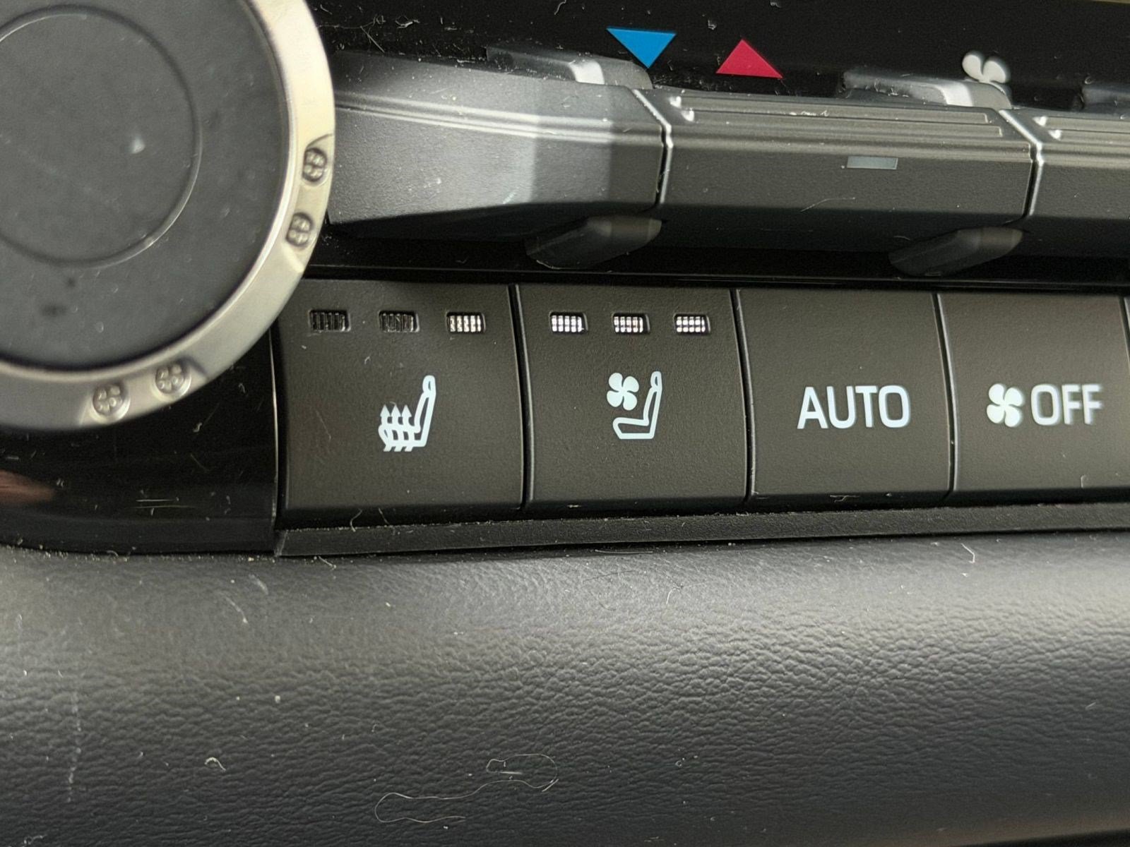 Used 2024 Toyota Sequoia Platinum AWD/4WD image 21