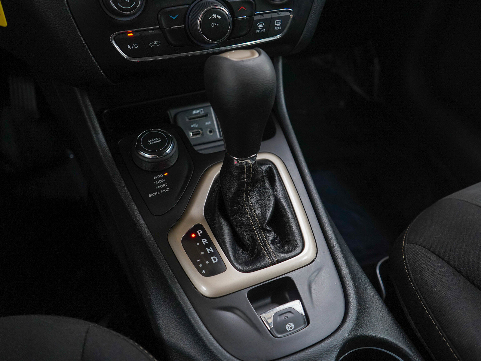 Used 2015 Jeep Cherokee Latitude AWD/4WD image 22