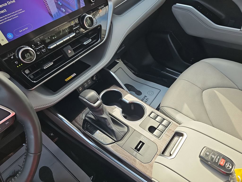 Used 2024 Toyota Highlander Platinum image 30