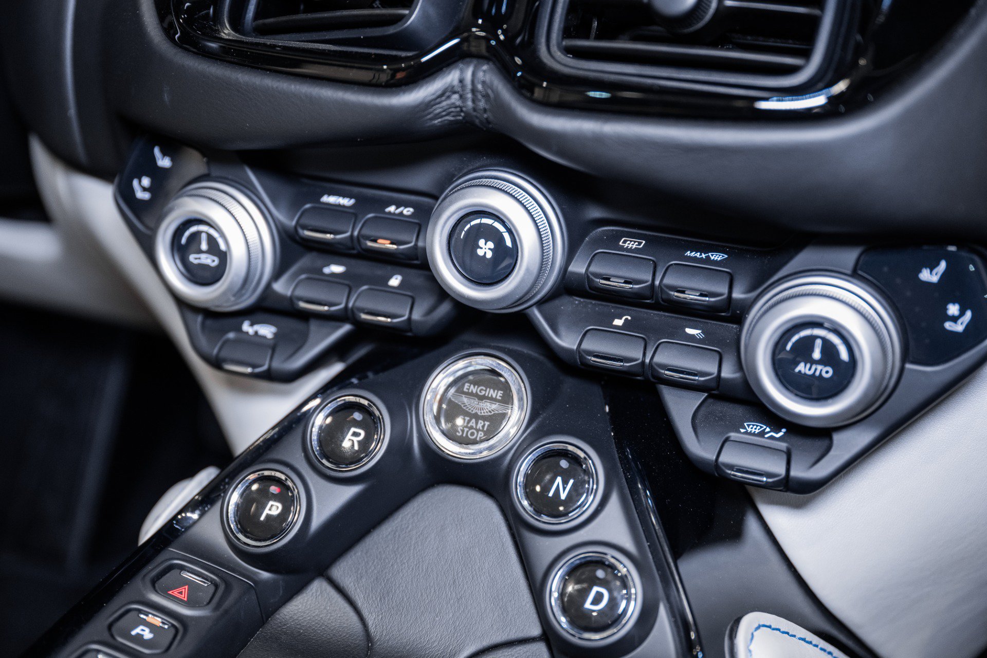 Used 2021 Aston Martin V8 Vantage Roadster RWD image 27