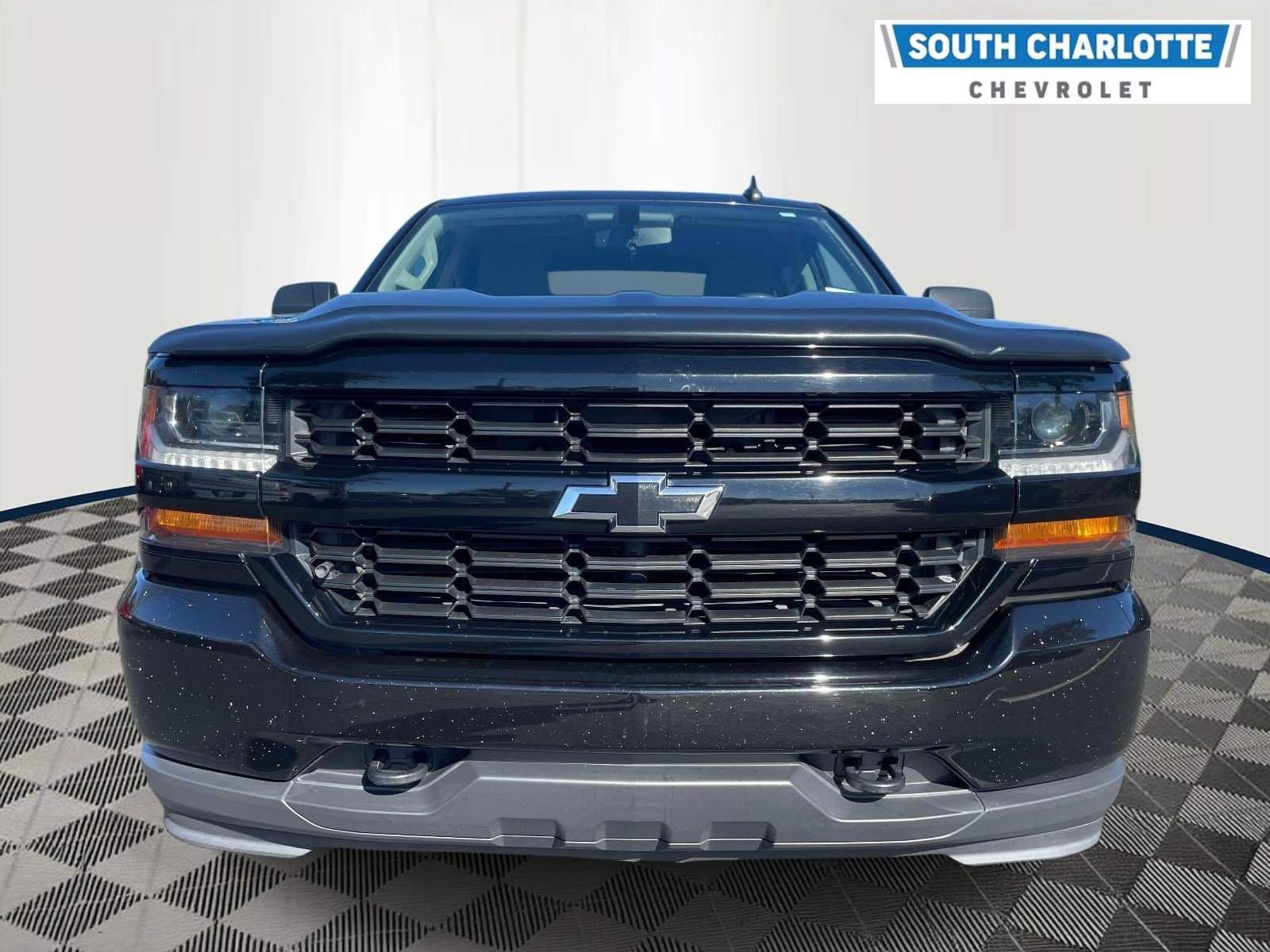 Used 2018 Chevrolet Silverado 1500 Custom w/ Custom Convenience Package RWD image 2