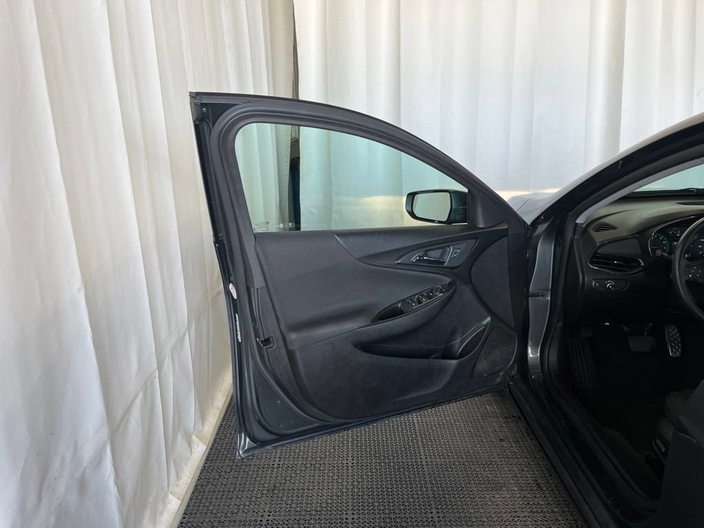 Used 2017 Chevrolet Malibu LT FWD image 17