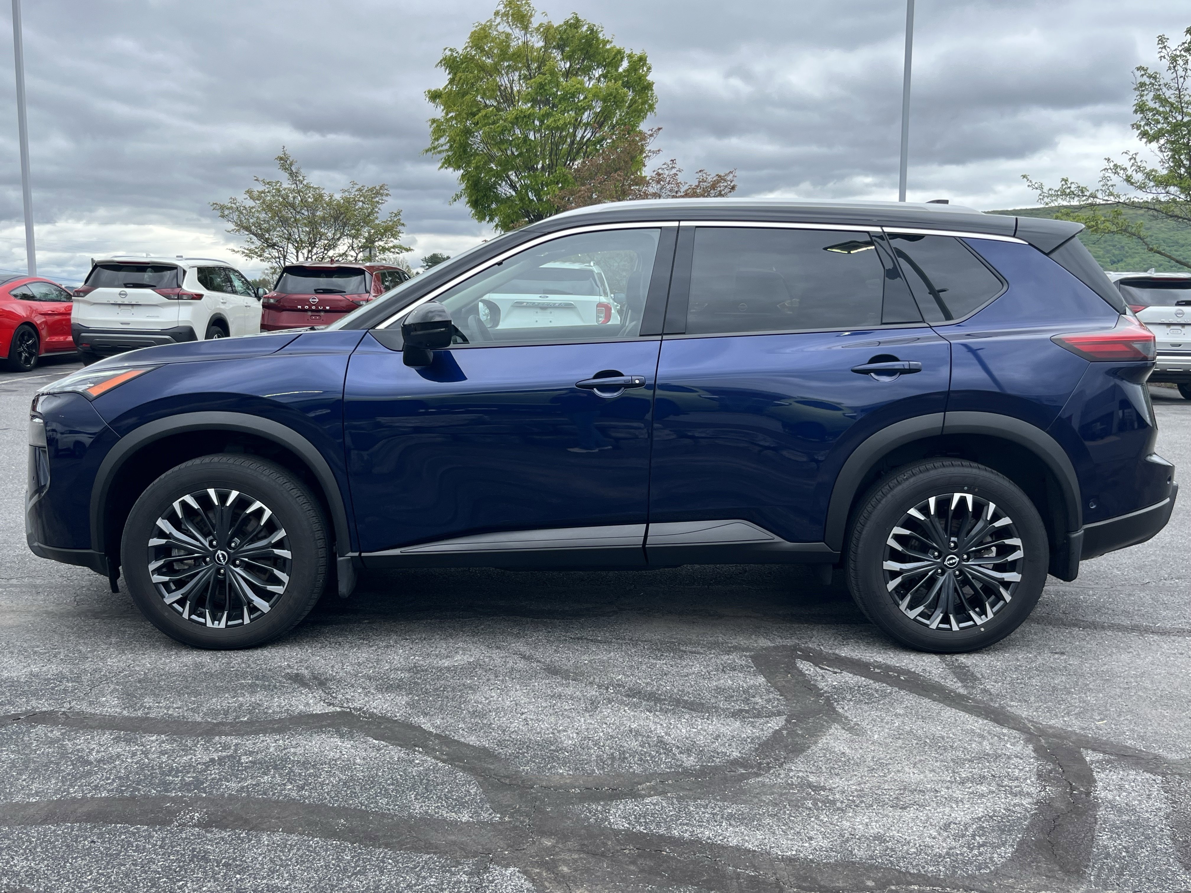 Used 2025 Nissan Rogue SL w/ Tech Package AWD/4WD image 10