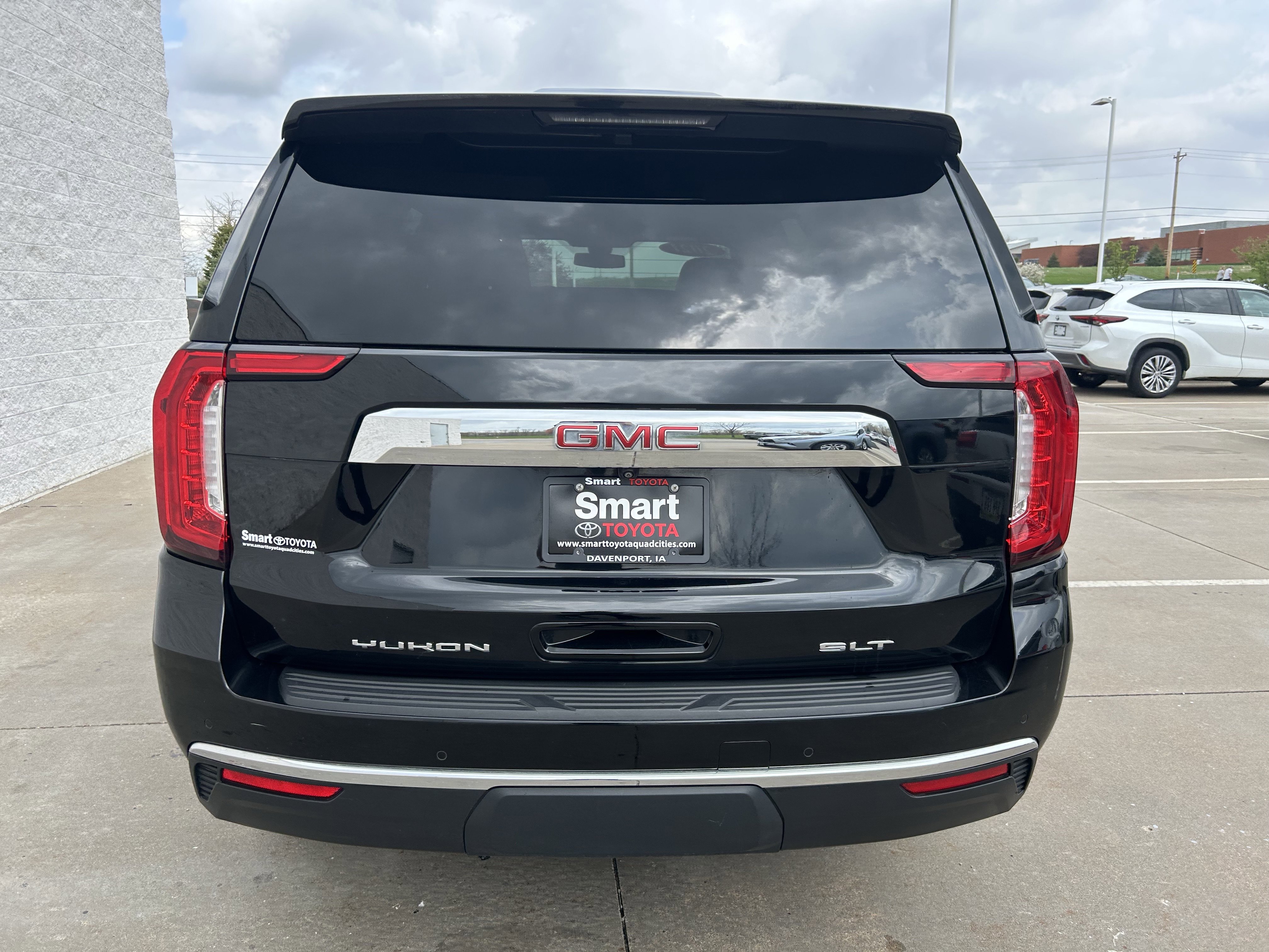 Used 2021 GMC Yukon SLT w/ SLT Premium Package AWD/4WD image 6