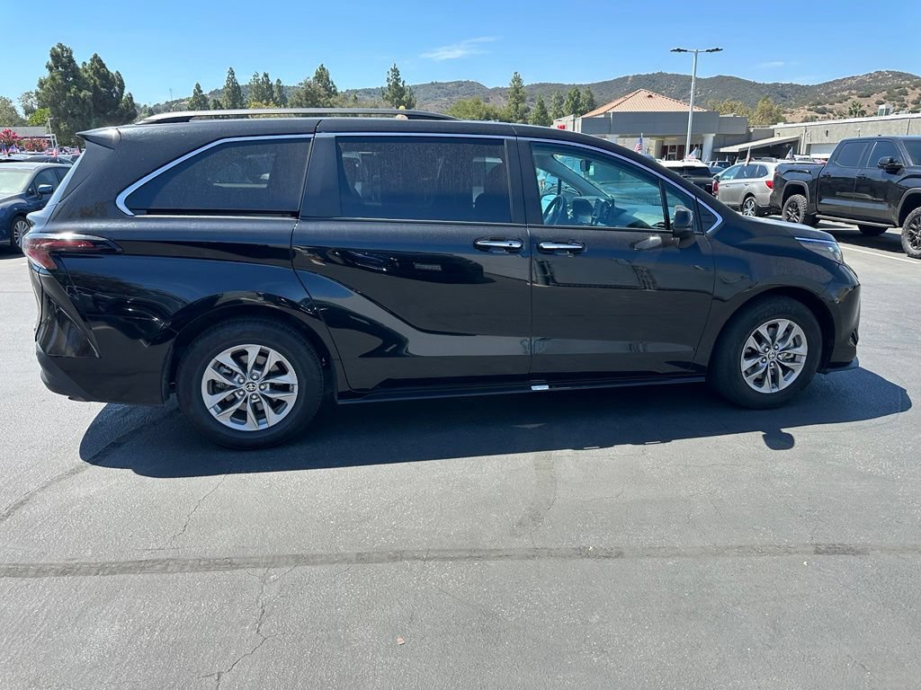 Used 2024 Toyota Sienna XLE FWD image 5