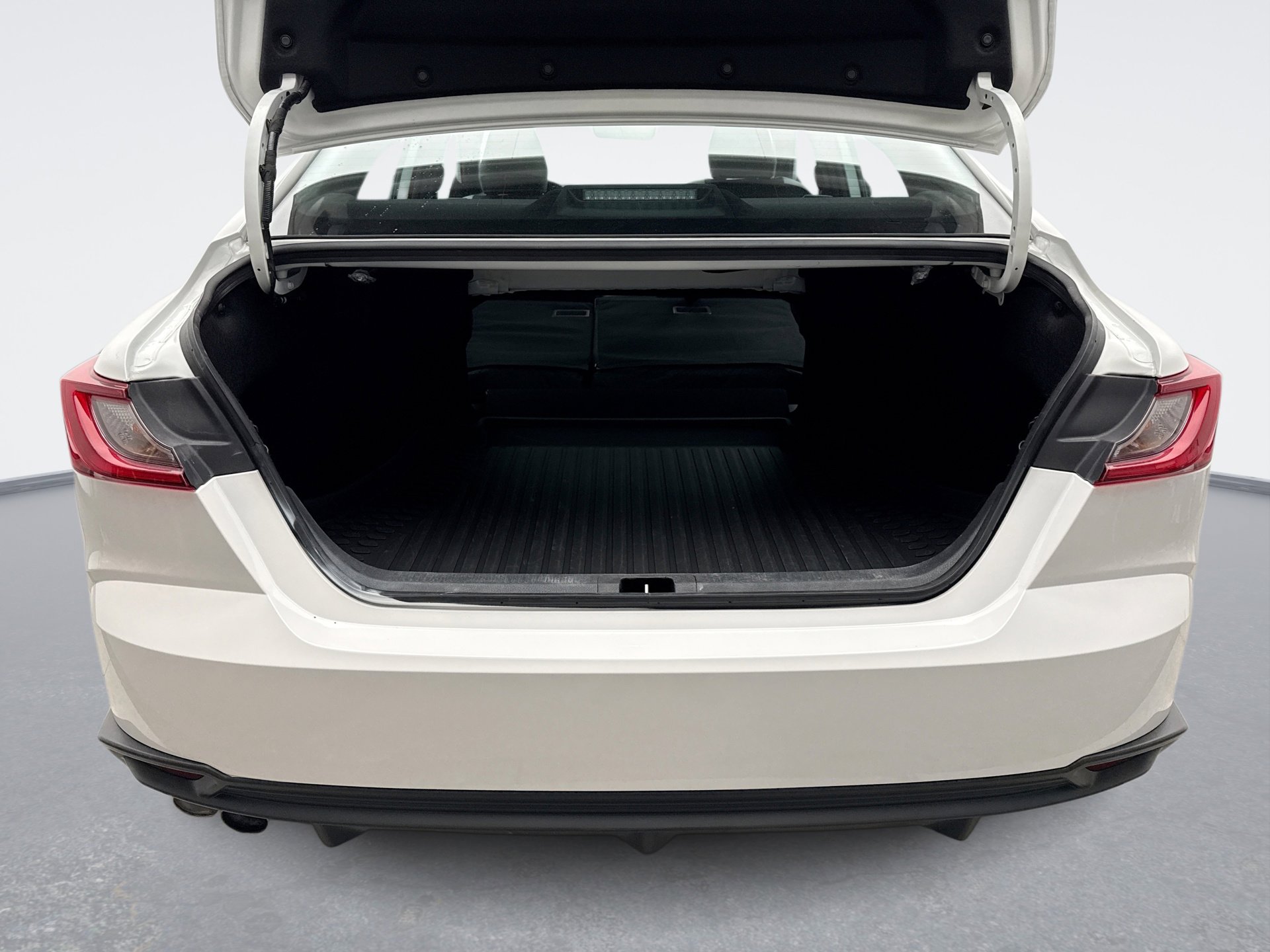 Used 2025 Toyota Camry SE w/ Multimedia Upgrade Package image 23