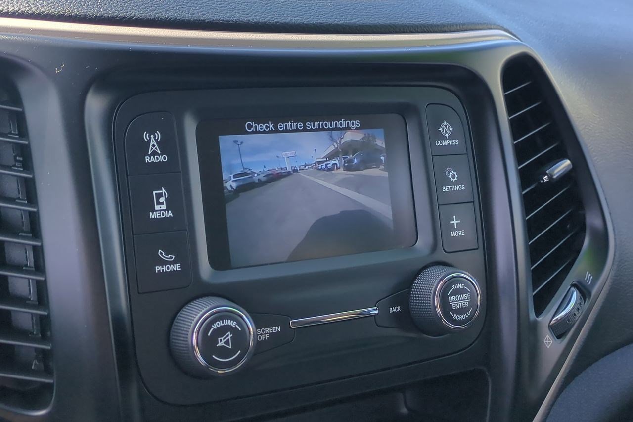 Used 2018 Jeep Cherokee Latitude w/ Altitude Package image 17