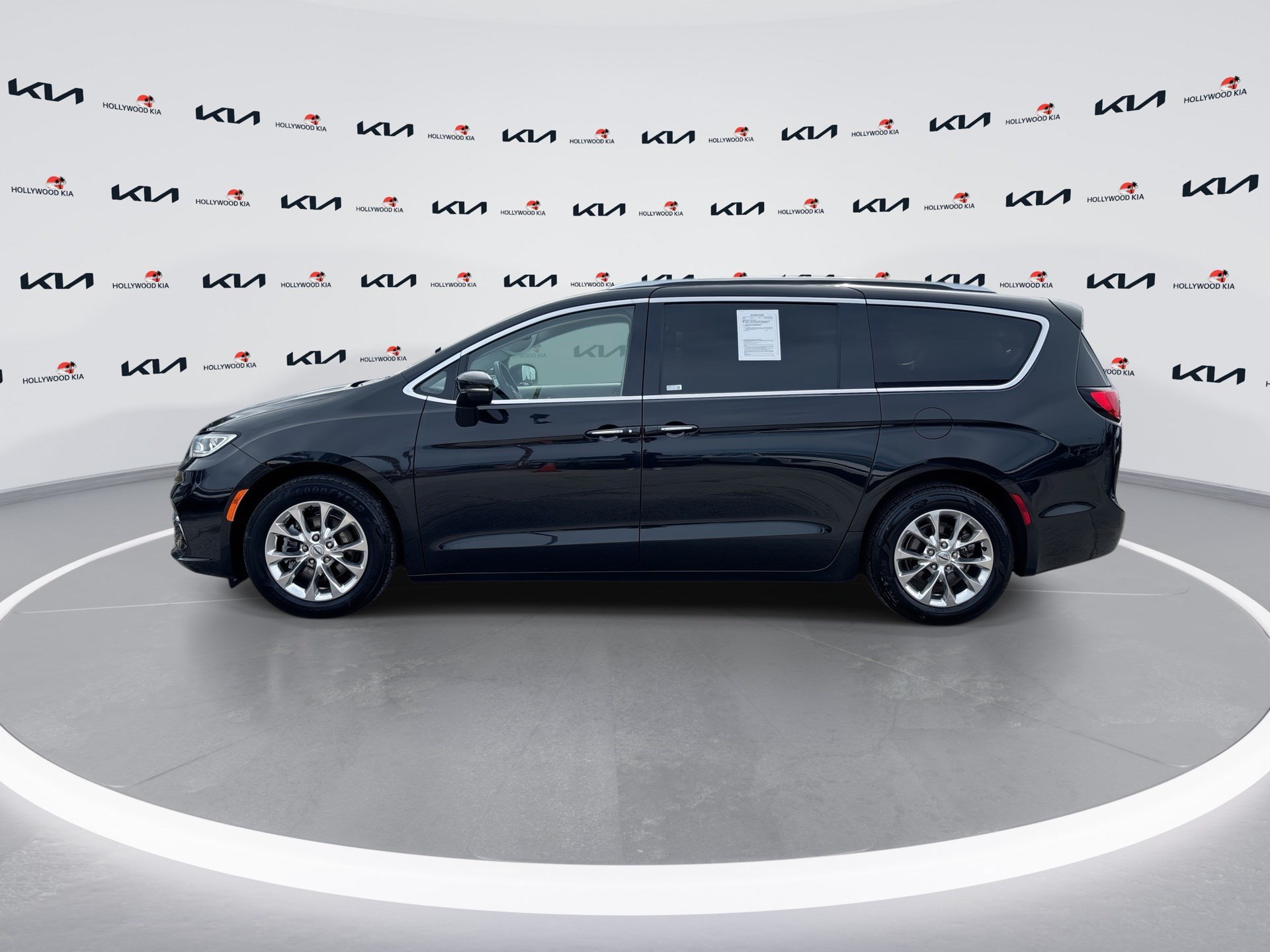 Used 2021 Chrysler Pacifica Touring-L FWD image 5
