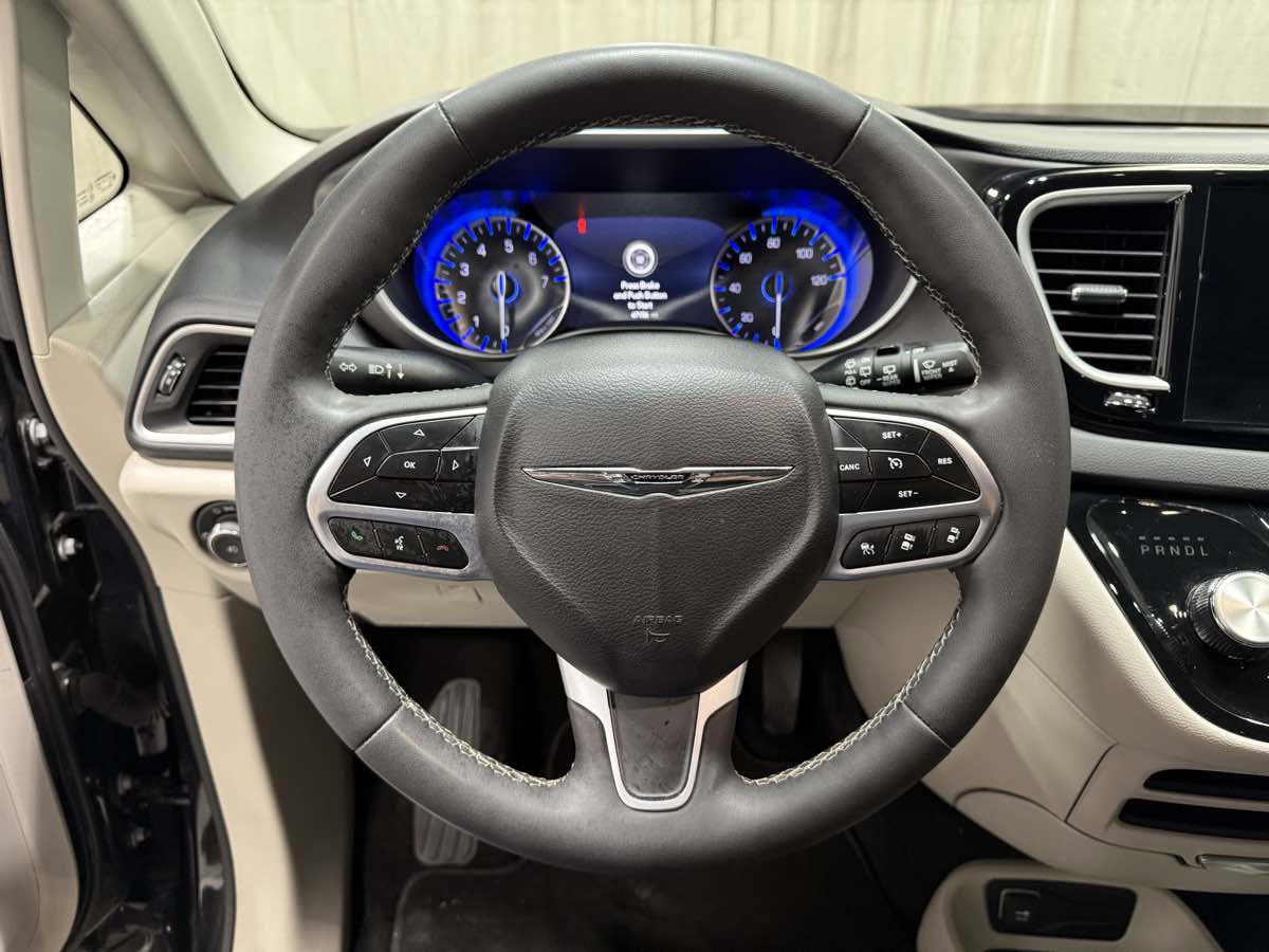 Used 2023 Chrysler Pacifica Touring-L image 11
