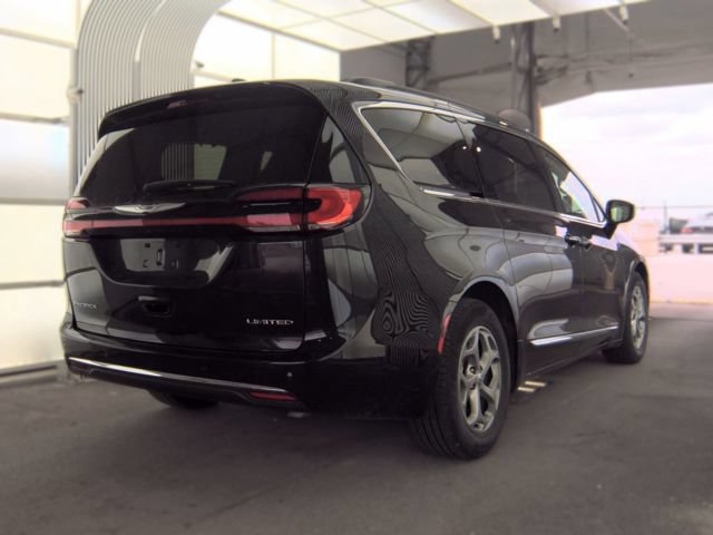 Used 2023 Chrysler Pacifica Limited FWD image 9