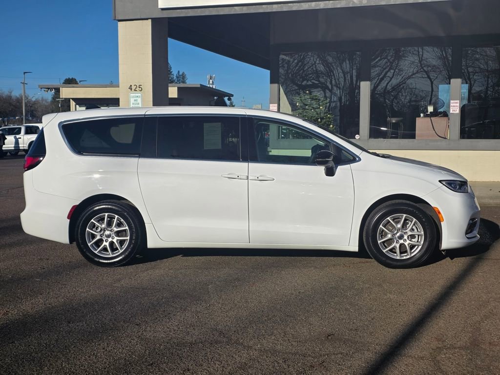 Used 2024 Chrysler Pacifica Touring-L FWD image 32
