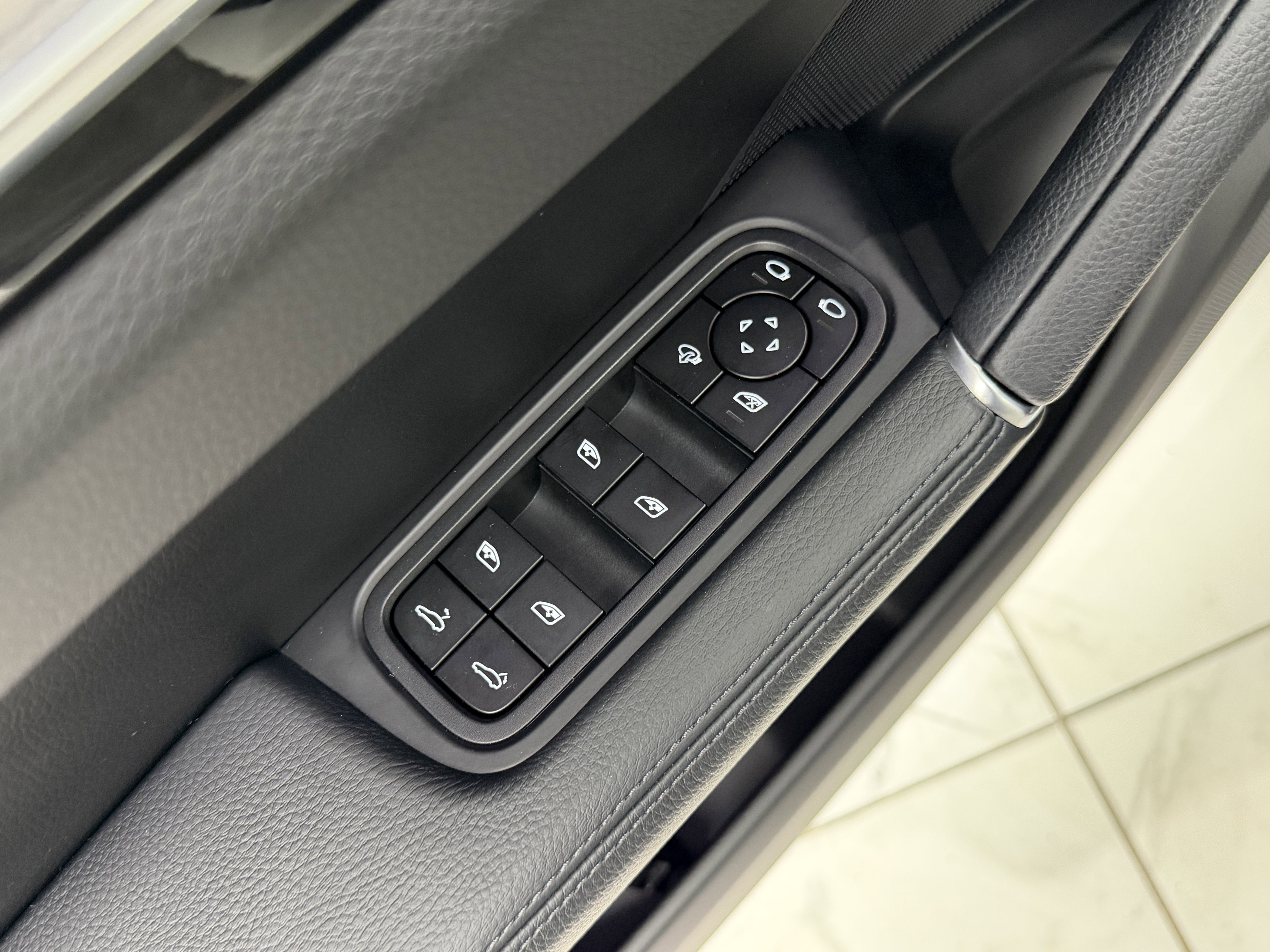 Certified 2023 Porsche Cayenne Platinum Edition image 28