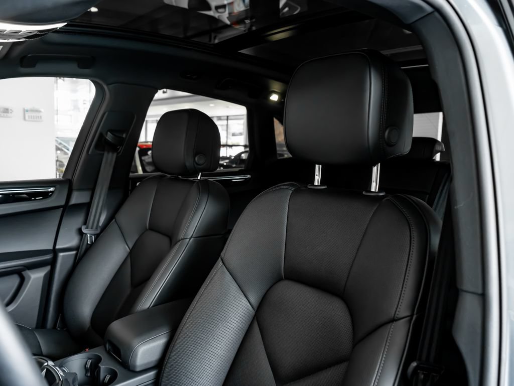 Certified 2026 Porsche Macan AWD/4WD image 16