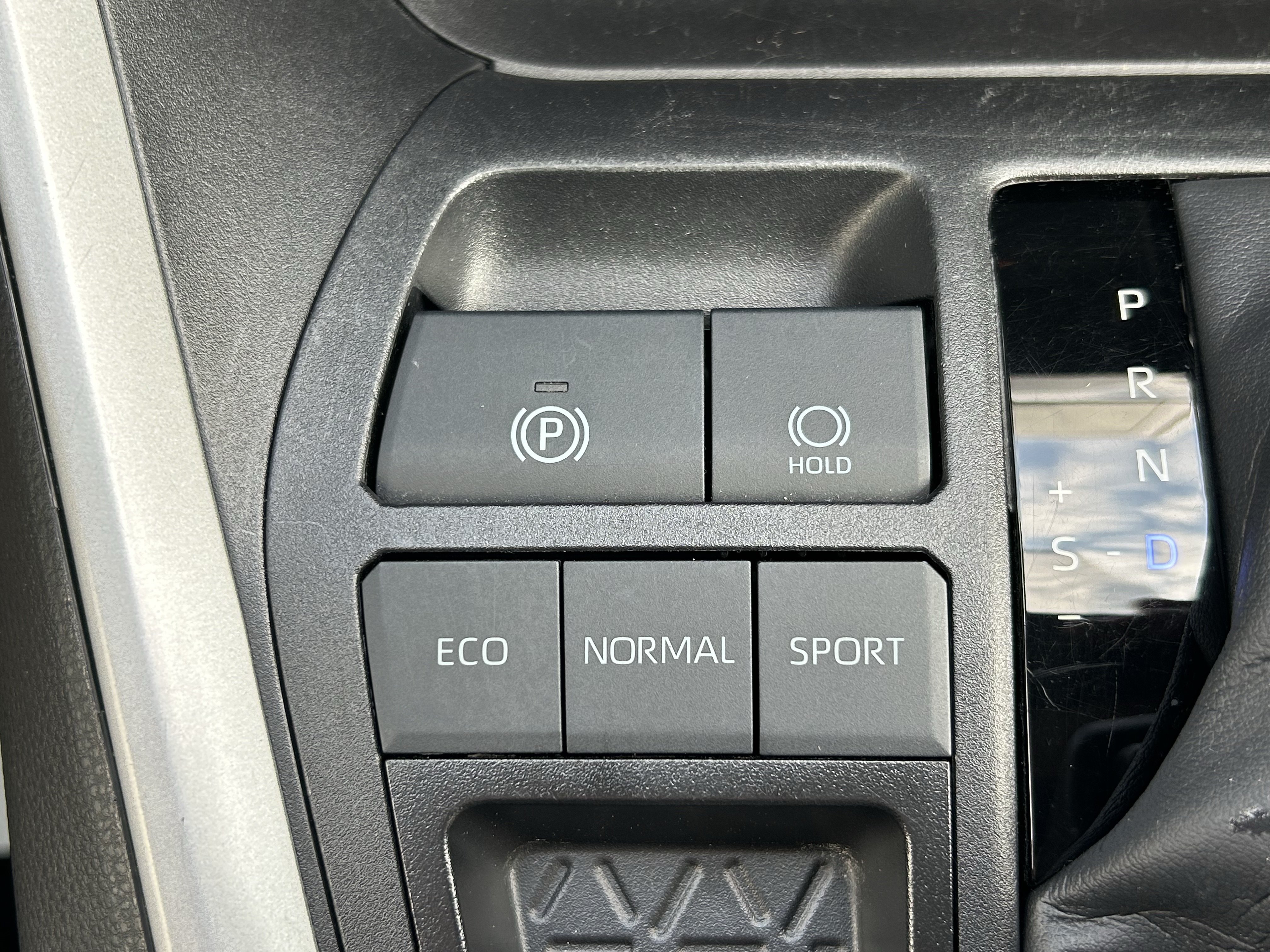 Certified 2025 Toyota RAV4 XLE FWD image 31