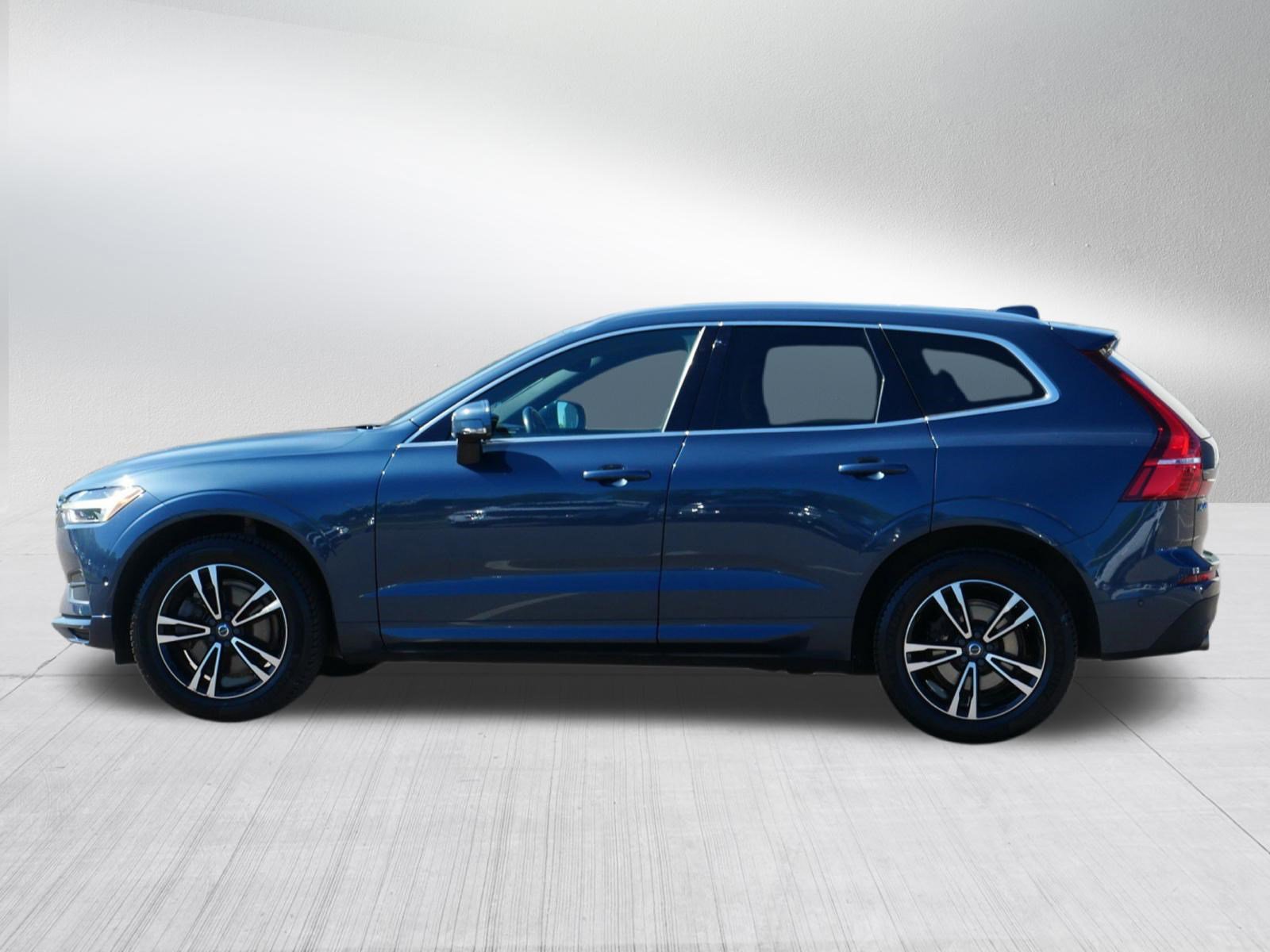 Used 2018 Volvo XC60 T6 Momentum w/ Vision Package AWD/4WD image 4