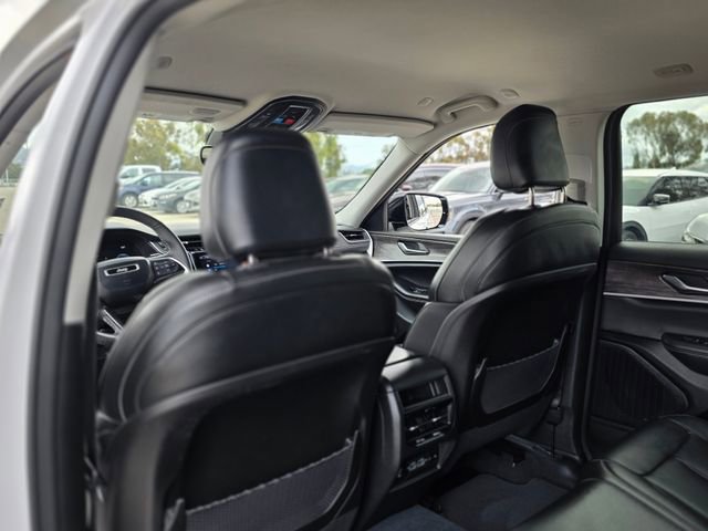 Used 2023 Jeep Grand Cherokee Limited w/ Black Appearance Package AWD/4WD image 17