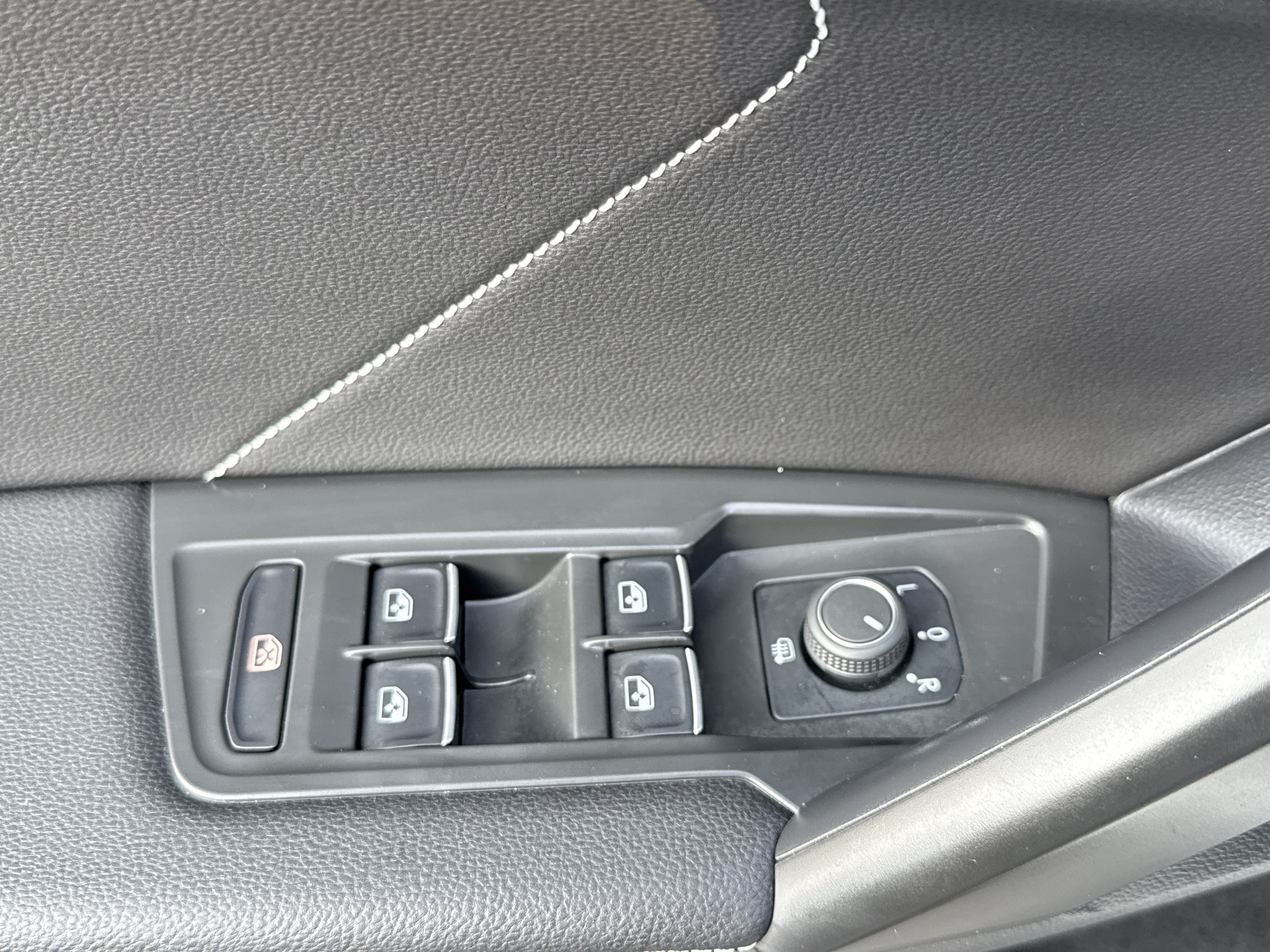 Used 2024 Volkswagen Tiguan SE R-Line FWD image 15