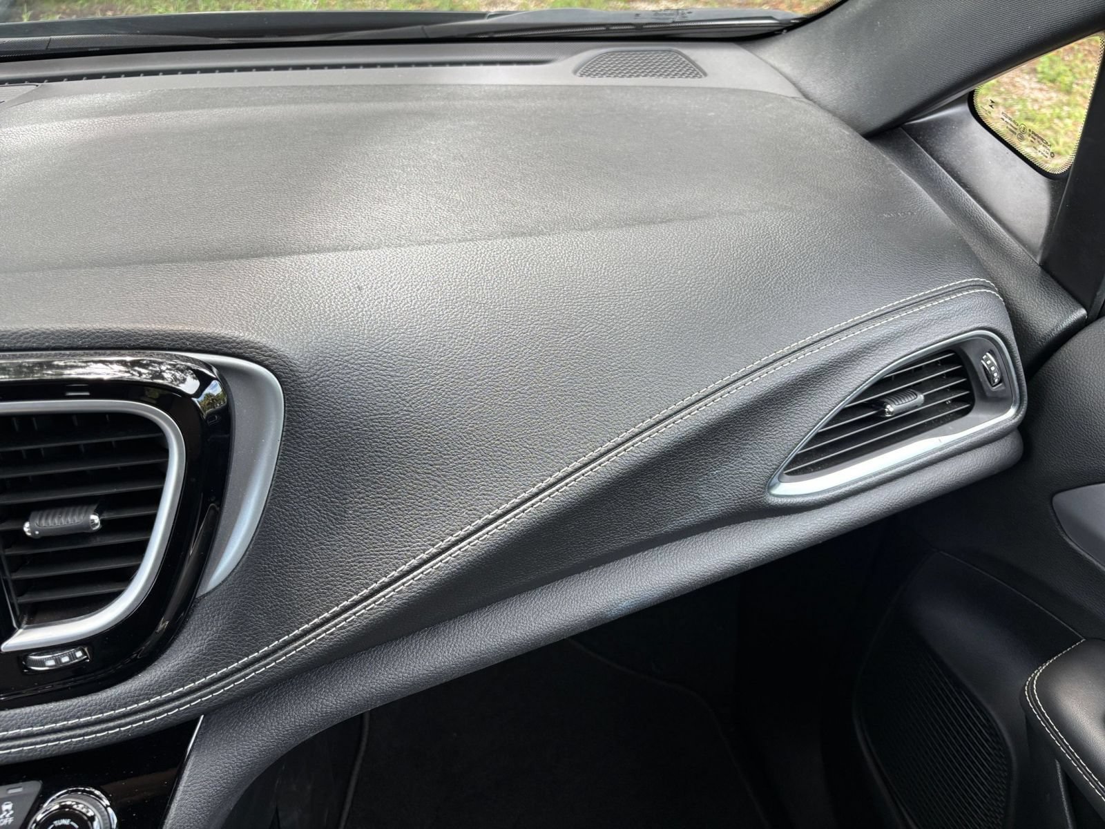 Used 2025 Chrysler Pacifica Limited FWD image 39