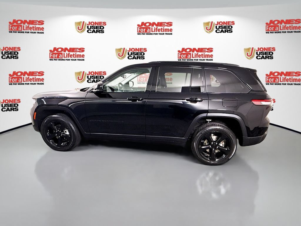 Used 2023 Jeep Grand Cherokee Limited w/ Black Appearance Package AWD/4WD image 15