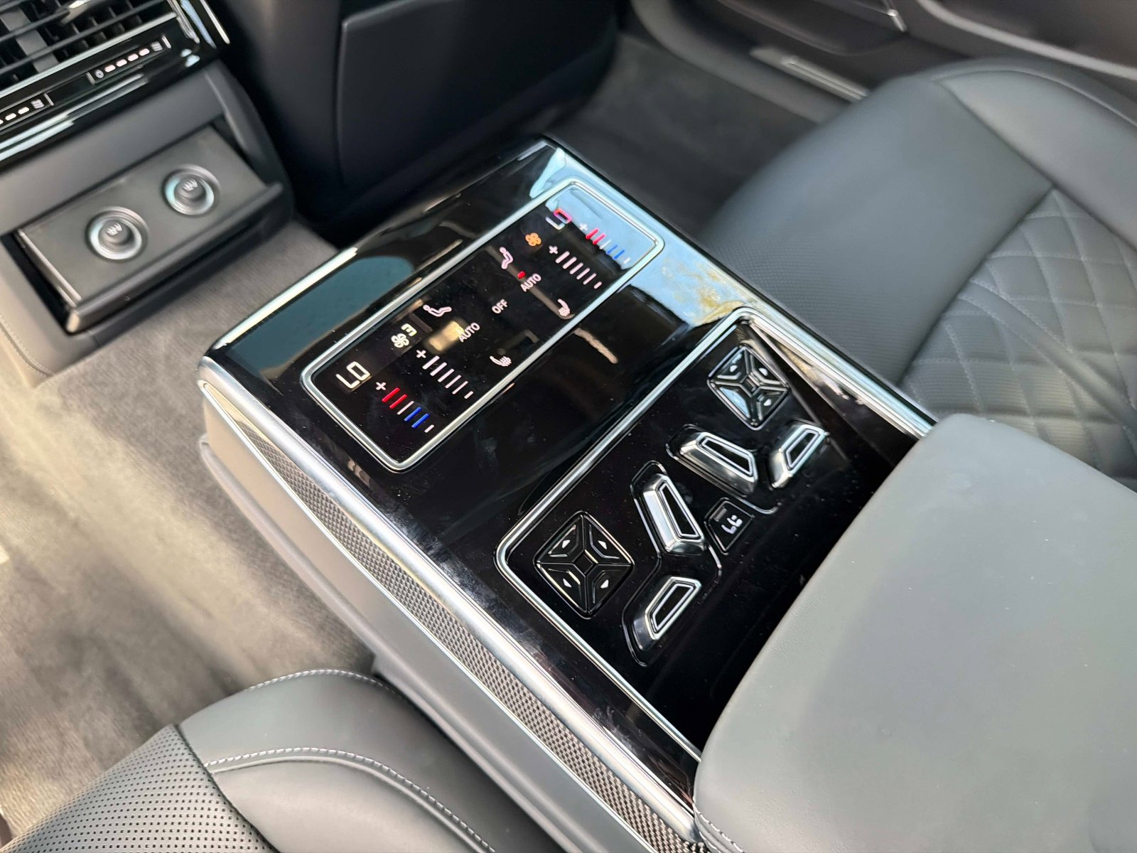 Used 2025 Audi S8 4.0T image 33