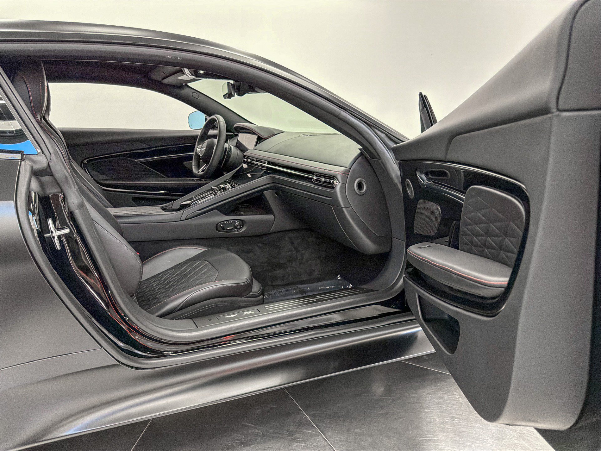 Used 2025 Aston Martin DB12 Coupe RWD image 23