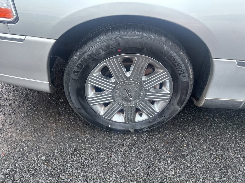 Used 2005 Lincoln Town Car Signature Limited image 22