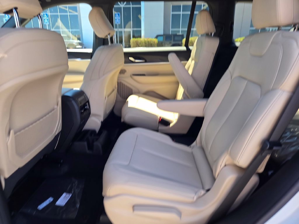 New 2026 Jeep Grand Cherokee L Limited w/ Limited Altitude Package AWD/4WD image 4